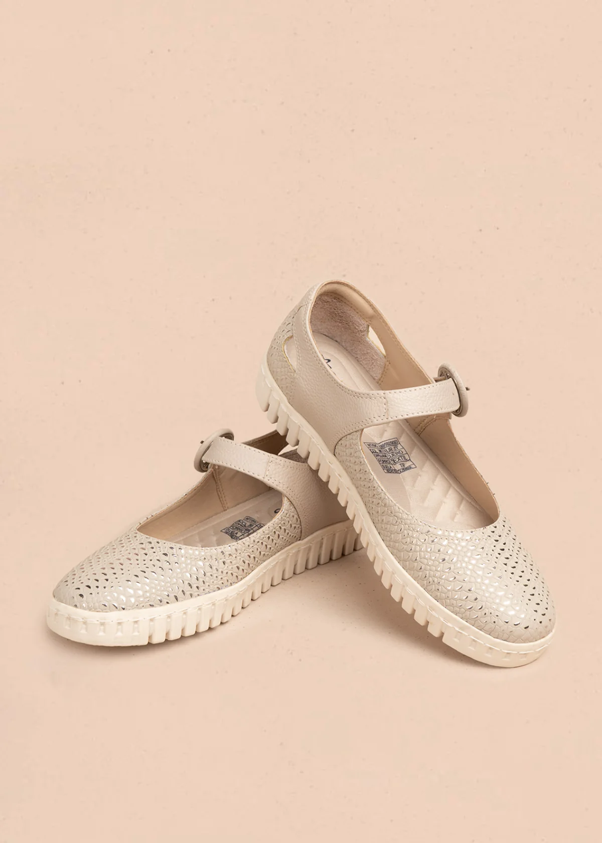 Zapatos cerrados en cuero color beige con caladas y suela flatform 106685 - Image 2