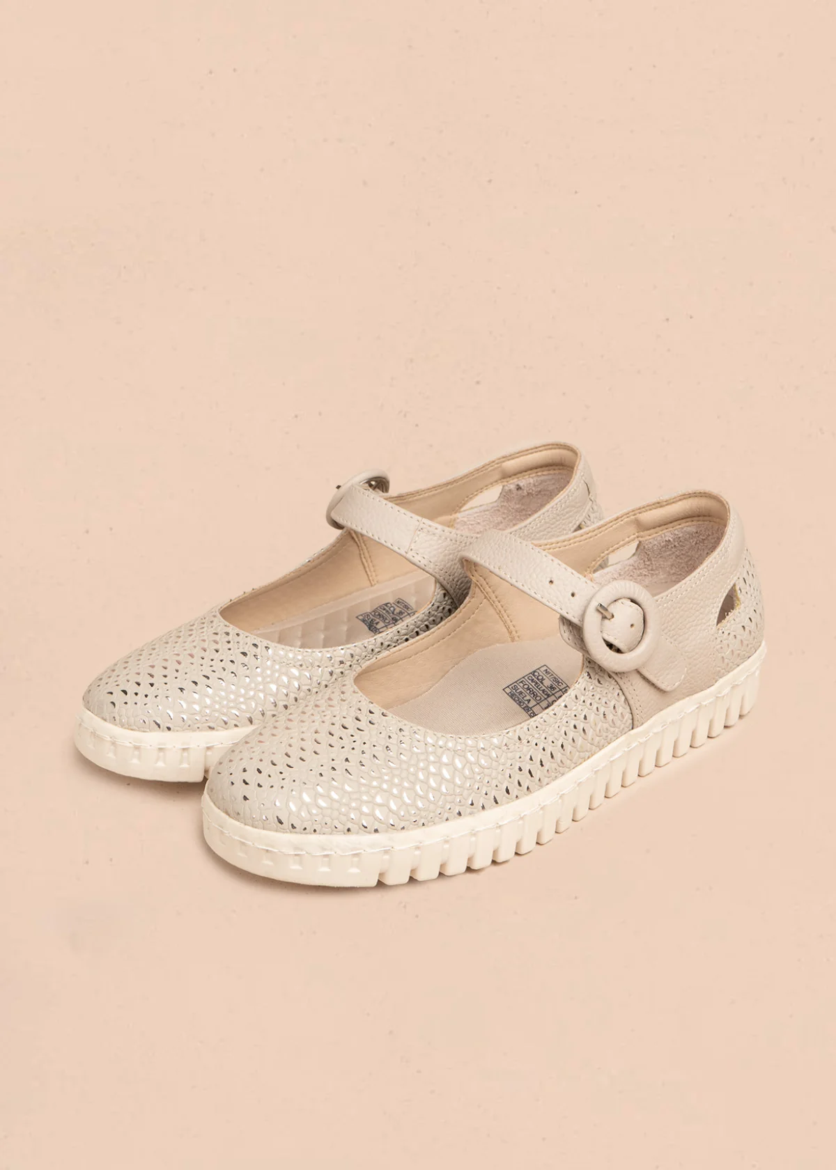 Zapatos cerrados en cuero color beige con caladas y suela flatform 106685 - Image 3