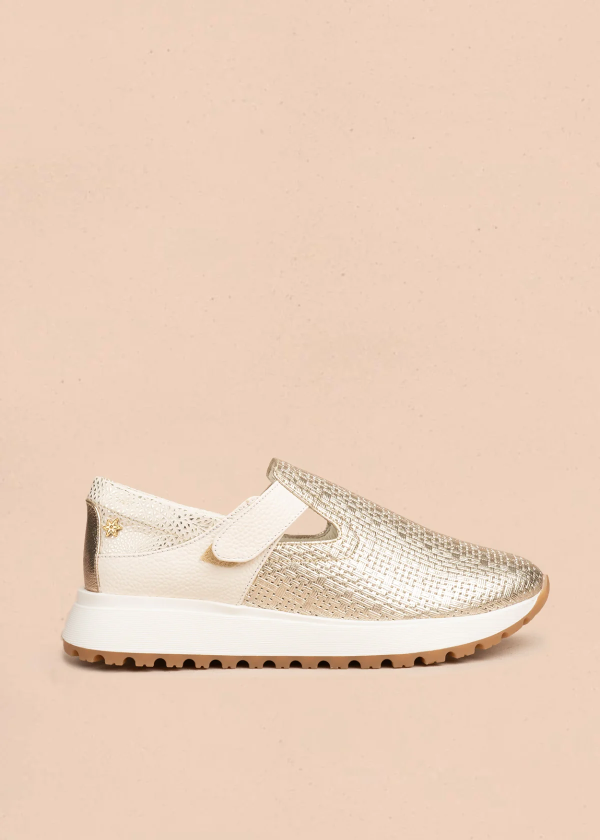 Zapatos cerrados en cuero color dorado con velcro 106475