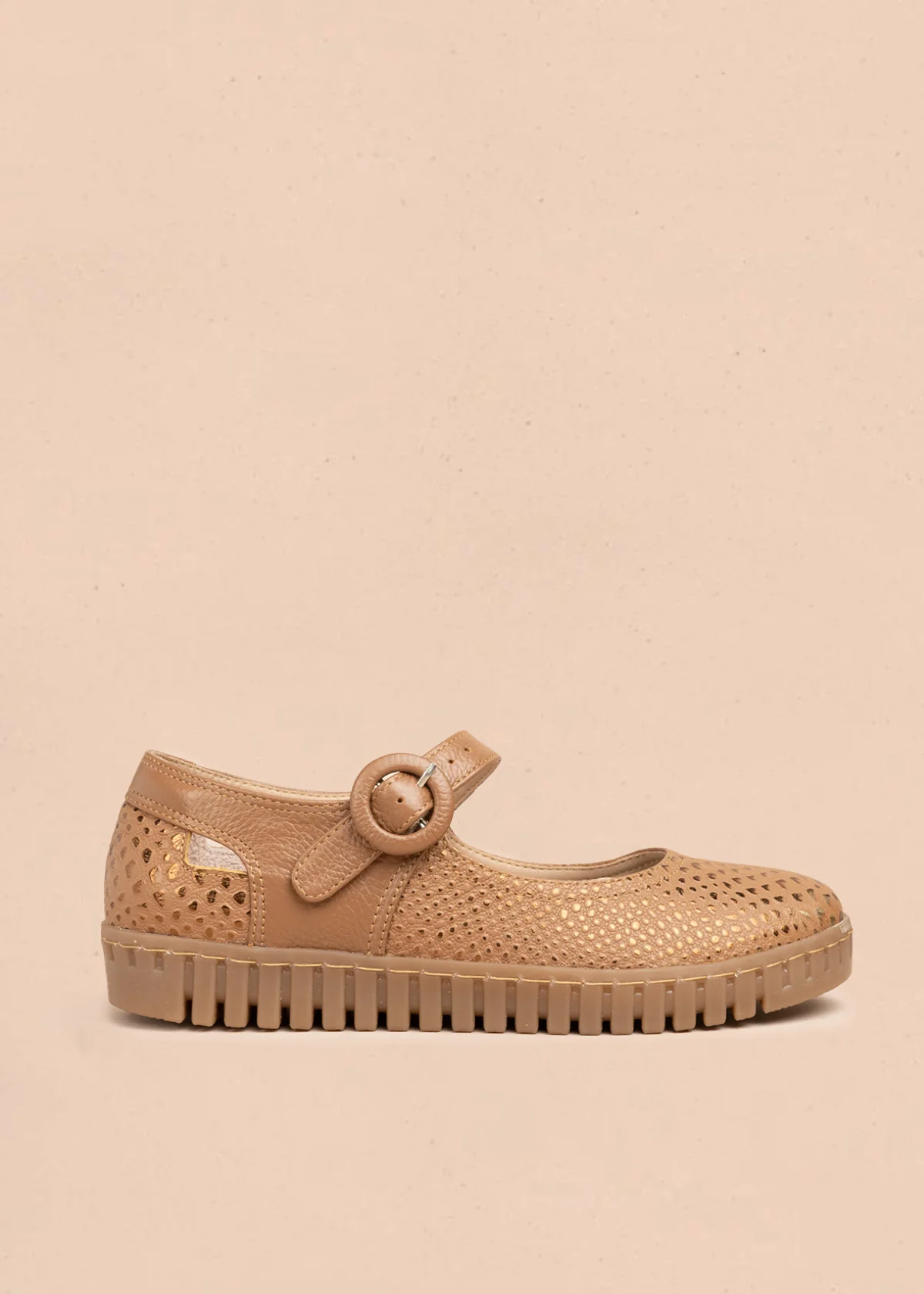 Zapatos cerrados en cuero color miel con caladas y suela flatform 106685