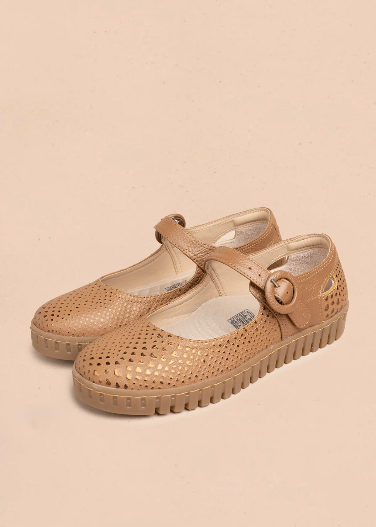 Zapatos cerrados en cuero color miel con caladas y suela flatform 106685 - Image 3
