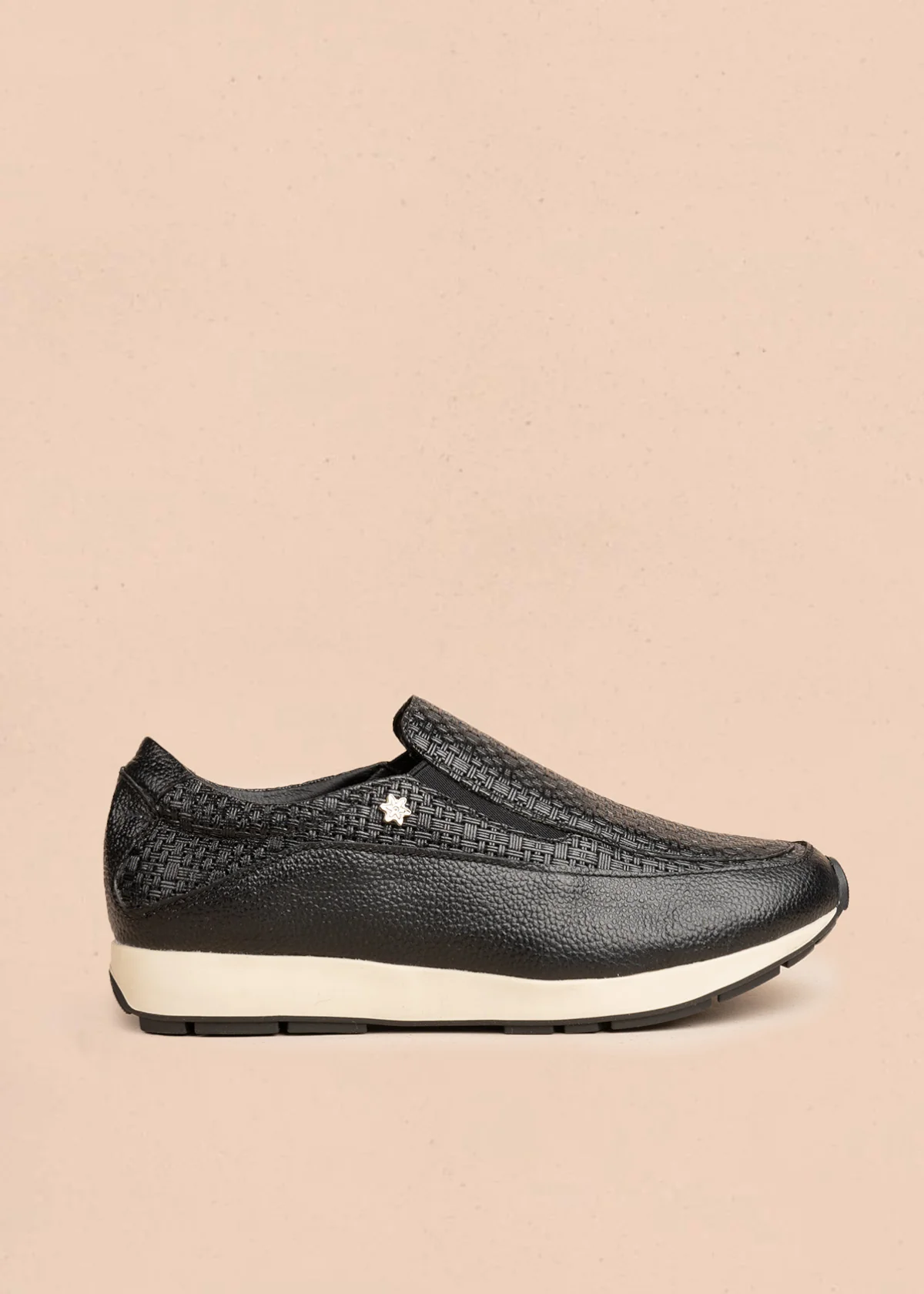 Zapatos cerrados en cuero color negro con texturizado 106474
