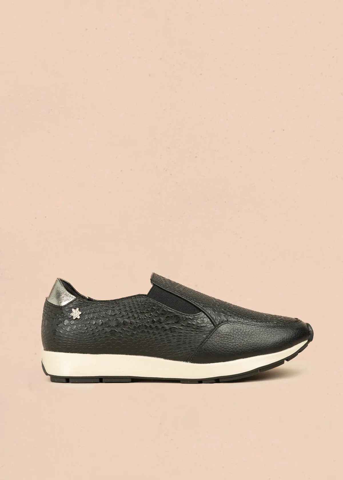 Zapatos cerrados de cuero color negro y textura croco 106471