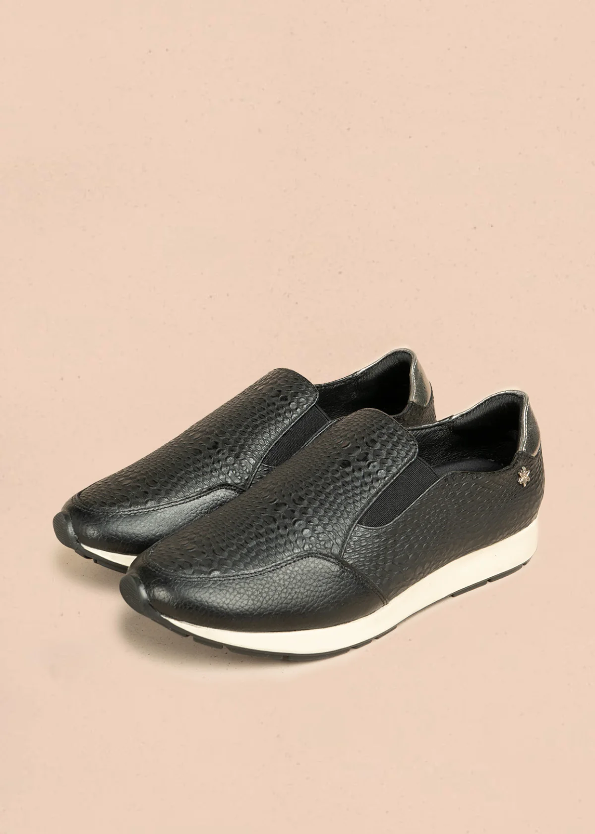 Zapatos cerrados de cuero color negro y textura croco 106471 - Image 3