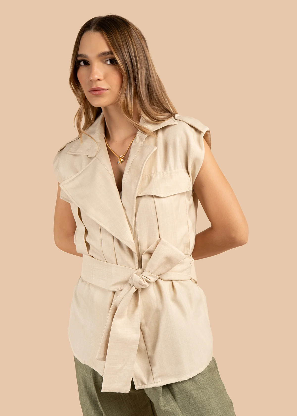 Chaleco color beige con bolsillos frontales y lazo ajustable 105809