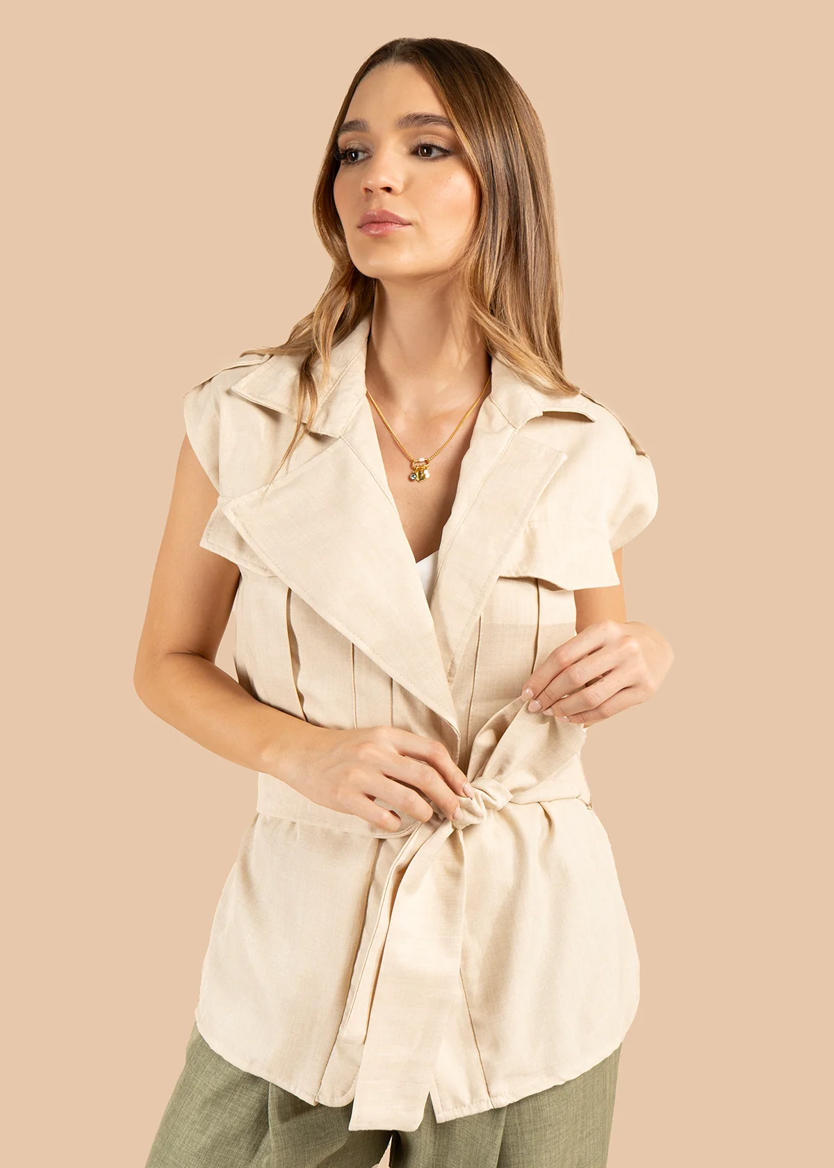 Chaleco color beige con bolsillos frontales y lazo ajustable 105809 - Image 5