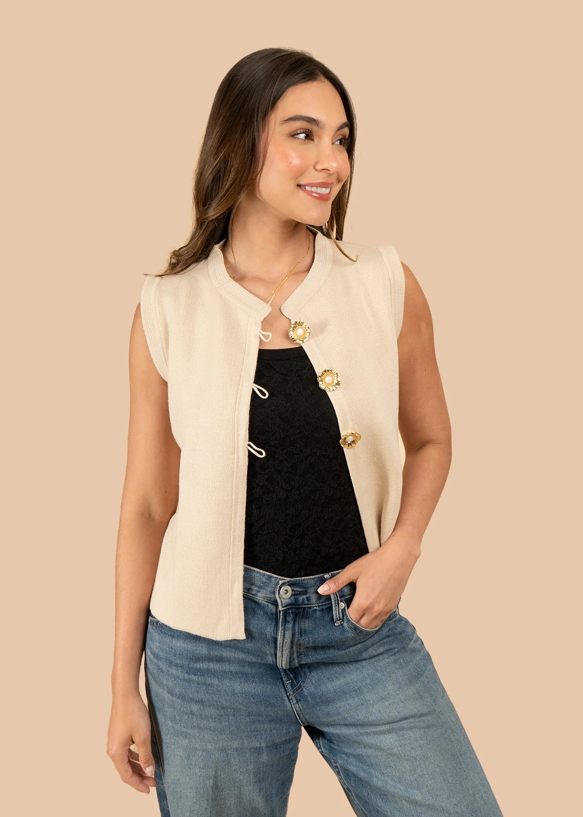 Chaleco tejido color beige con broches dorados 106457 - Image 2