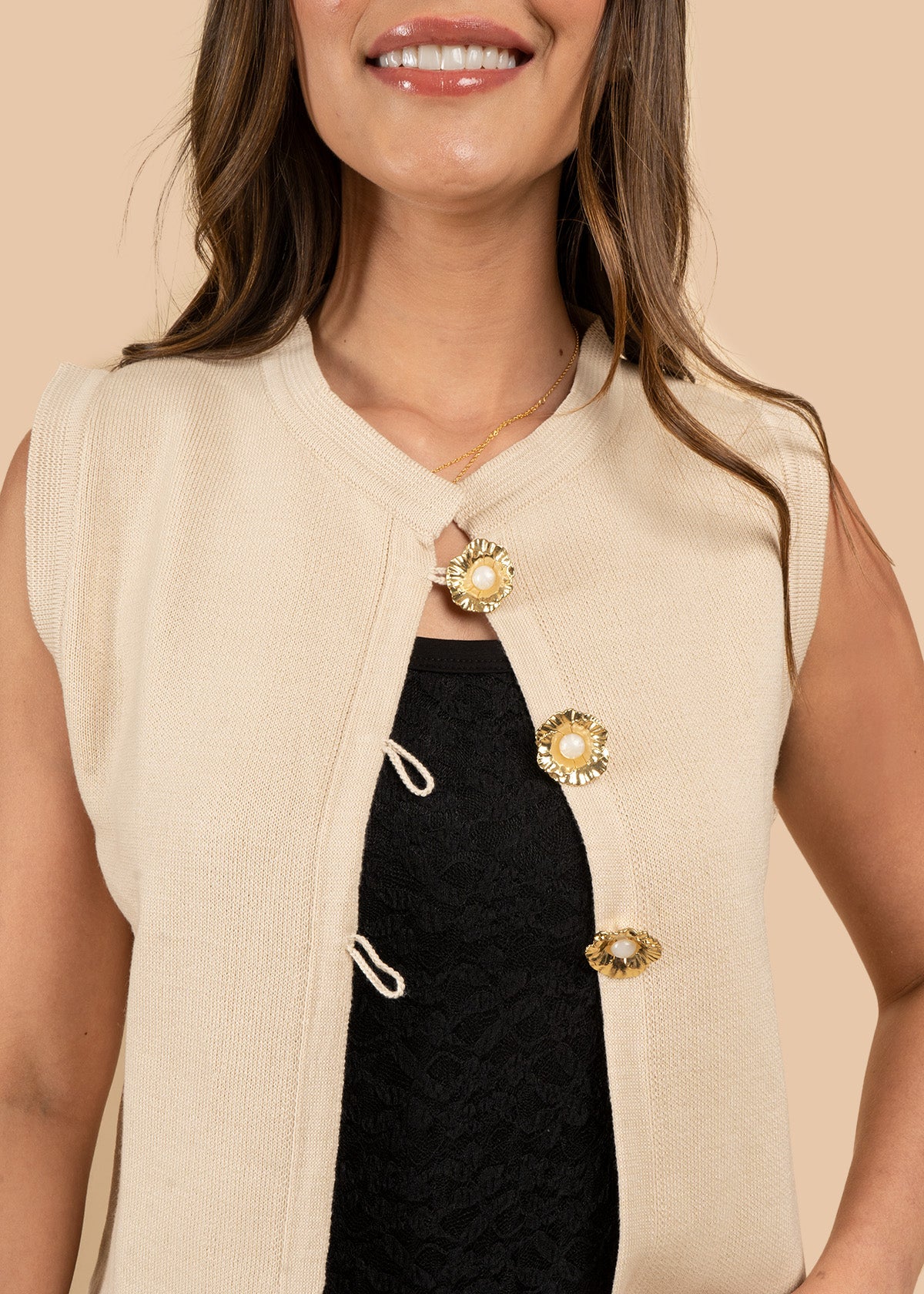 Chaleco tejido color beige con broches dorados 106457 - Image 3