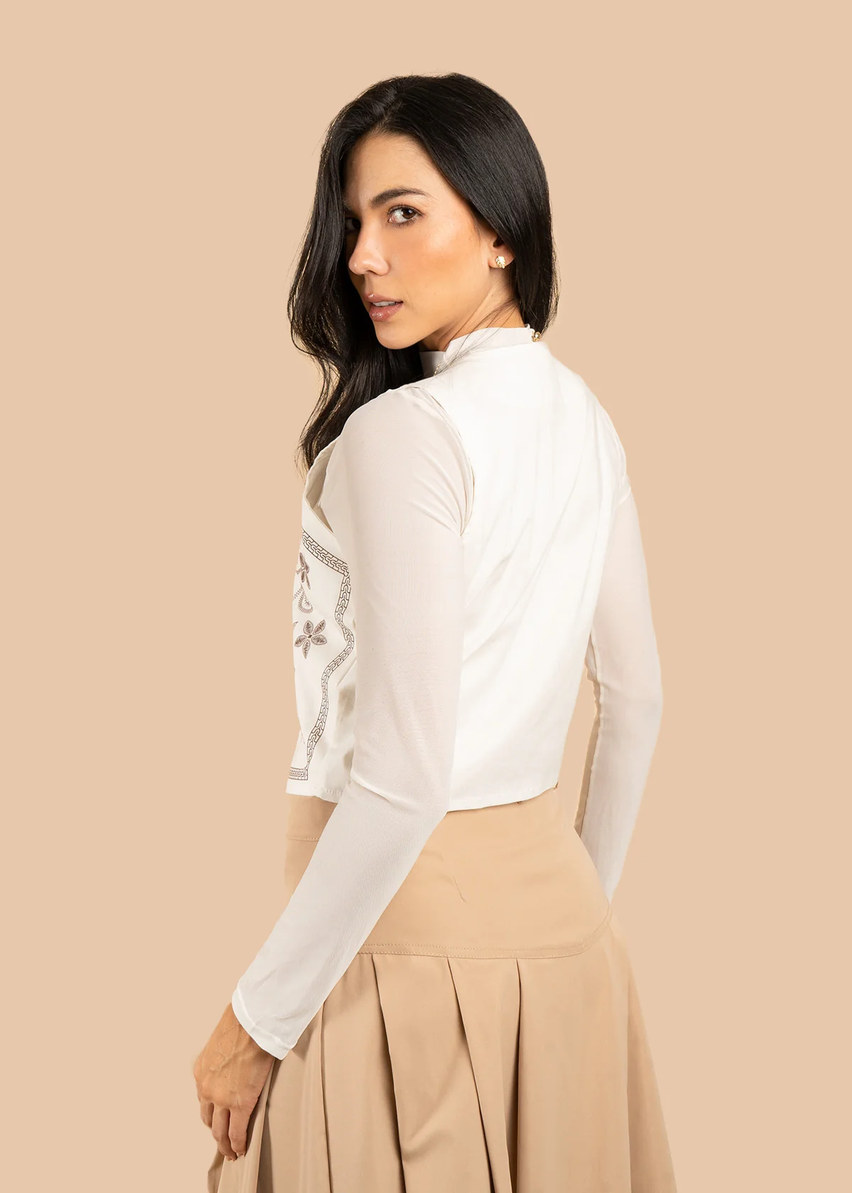 Chaleco color beige con bordado floral y amarre frontal 106578 - Image 5