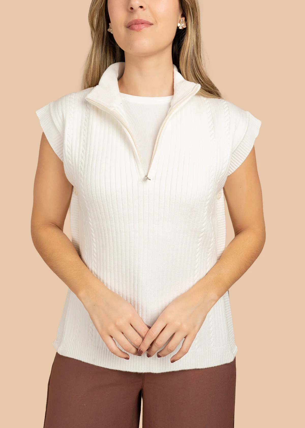 Chaleco color beige tejido acanalado y cierre en cuello 106442