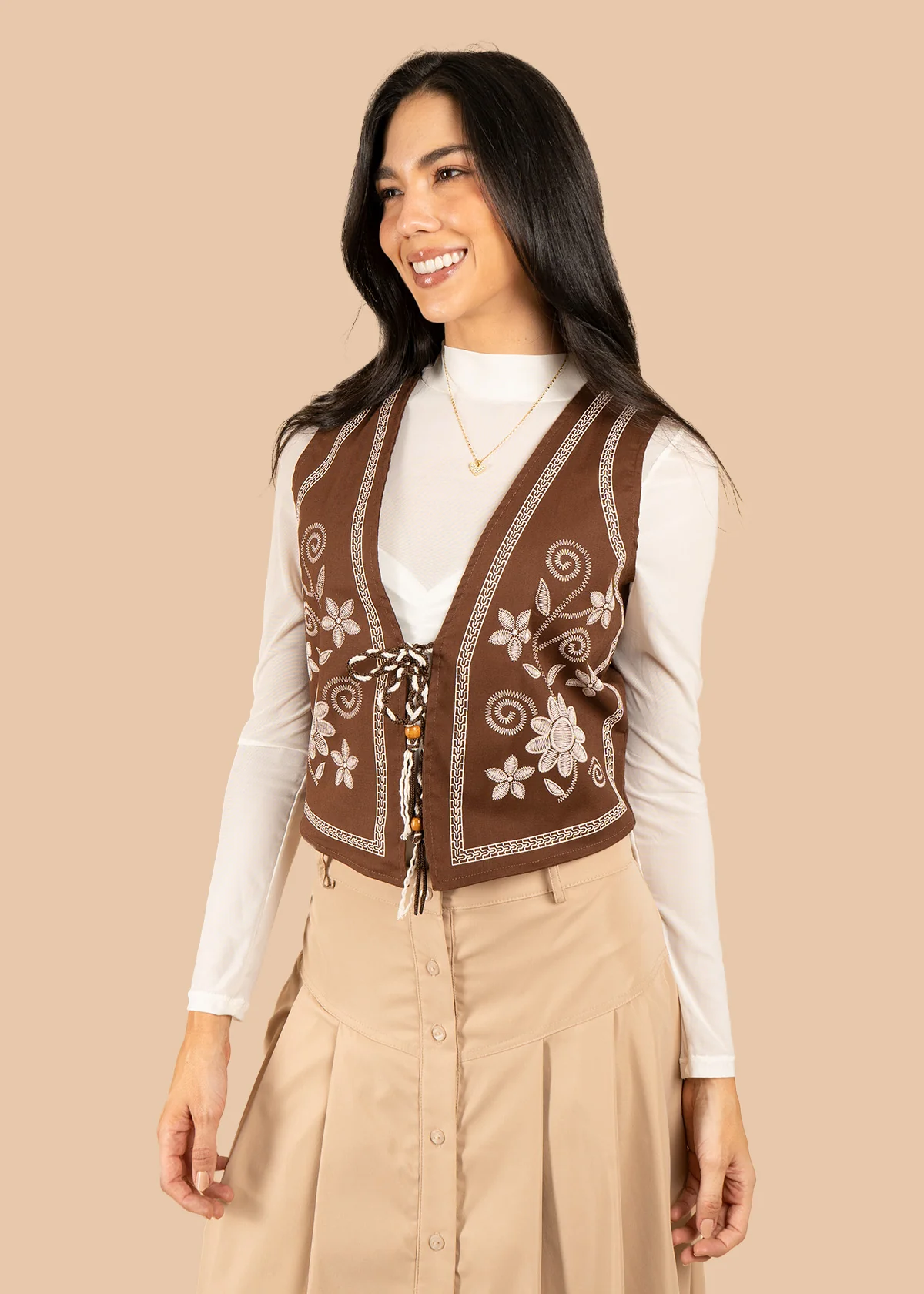 Chaleco color chocolate con bordado floral y amarre frontal 106578