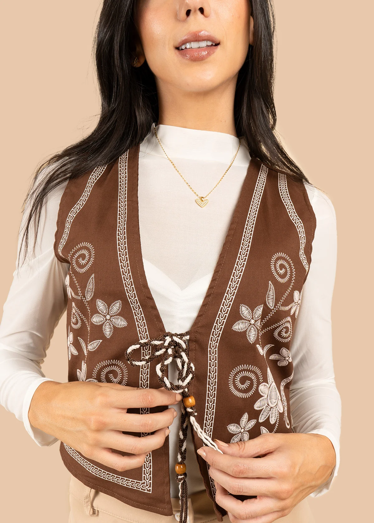 Chaleco color chocolate con bordado floral y amarre frontal 106578 - Image 2