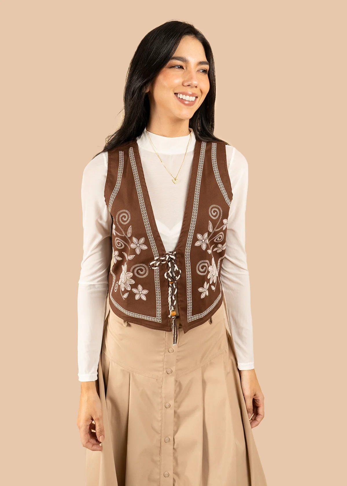 Chaleco color chocolate con bordado floral y amarre frontal 106578 - Image 3