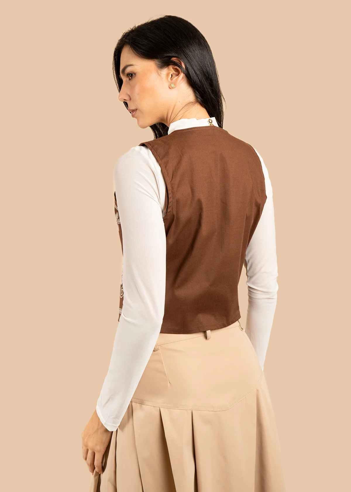 Chaleco color chocolate con bordado floral y amarre frontal 106578 - Image 4