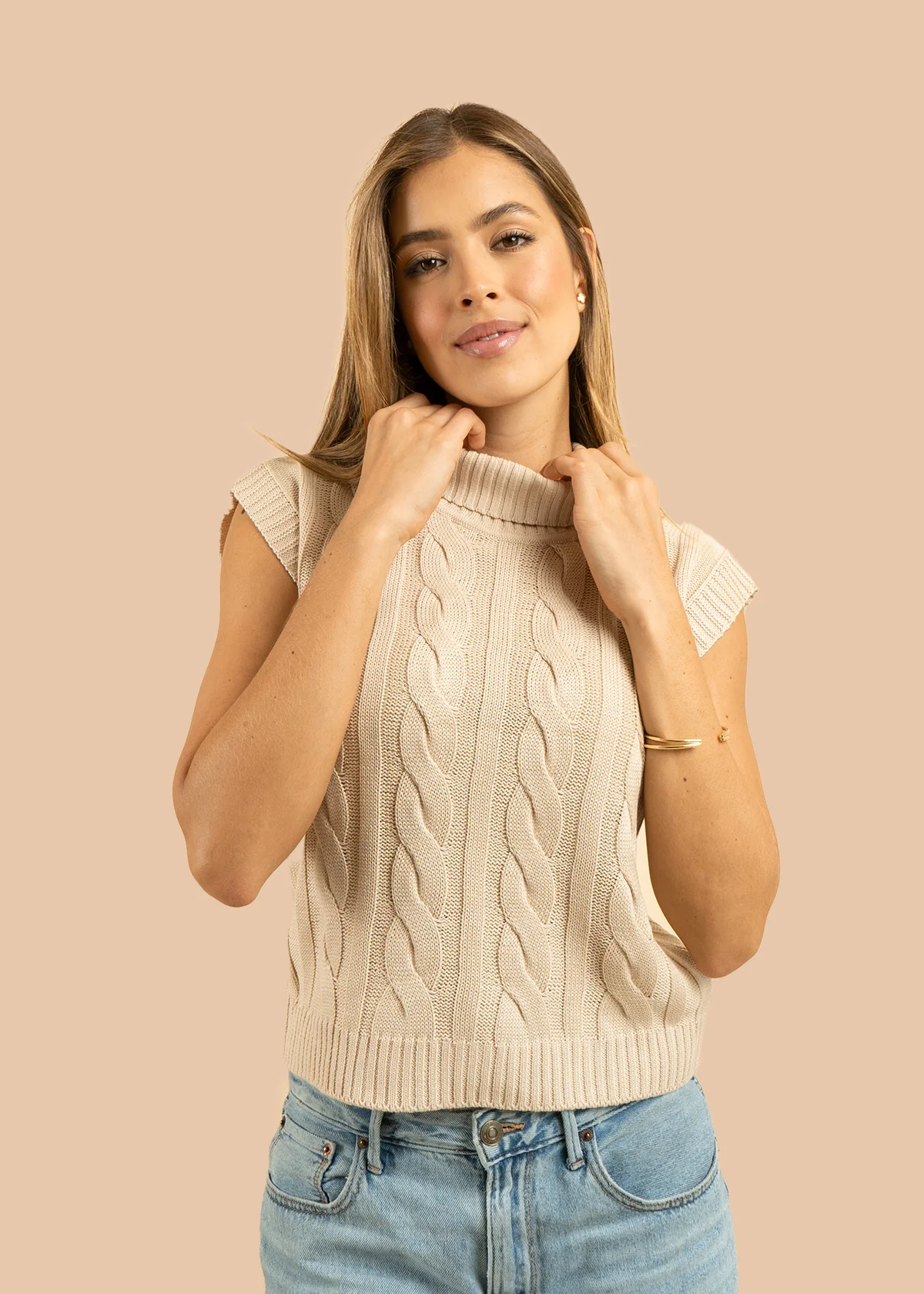 Chaleco tejido color beige con relieve trenzado 106426 - Image 2
