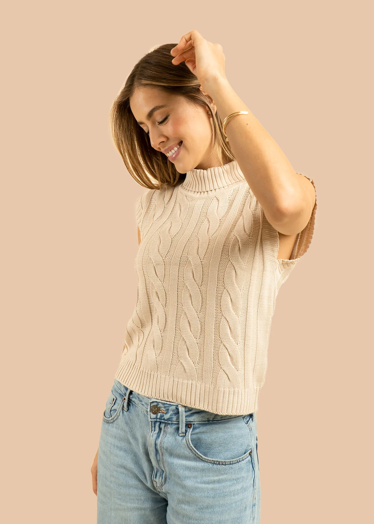 Chaleco tejido color beige con relieve trenzado 106426 - Image 3