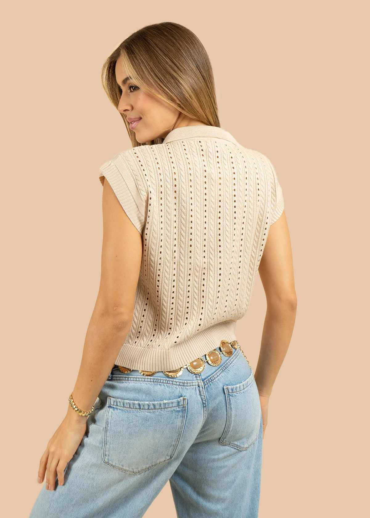 Chaleco tejido color beige con solapas en cuello y relieve trenzado 106456 - Image 6