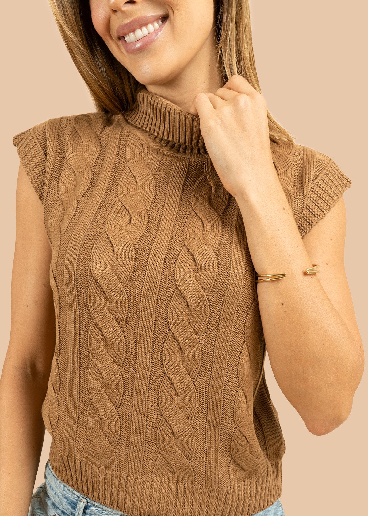 Chaleco tejido color camel con relieve trenzado 106426 - Image 2