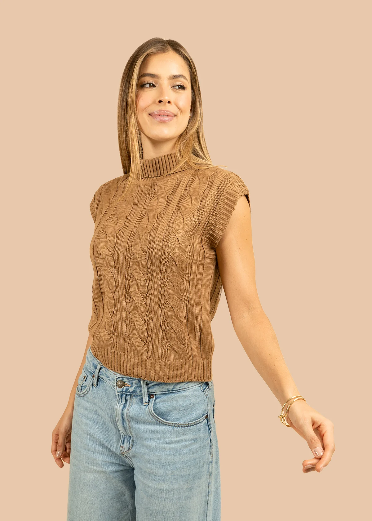 Chaleco tejido color camel con relieve trenzado 106426 - Image 3