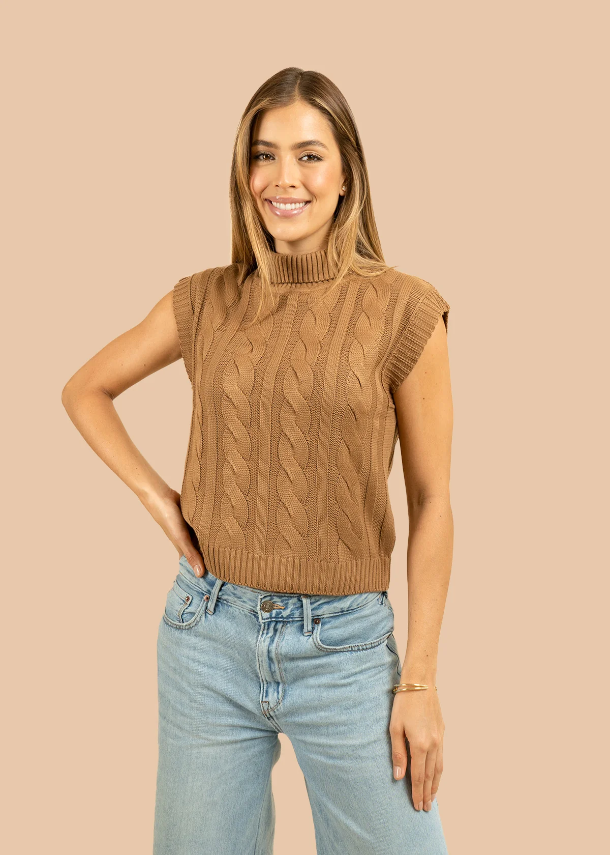 Chaleco tejido color camel con relieve trenzado 106426 - Image 4