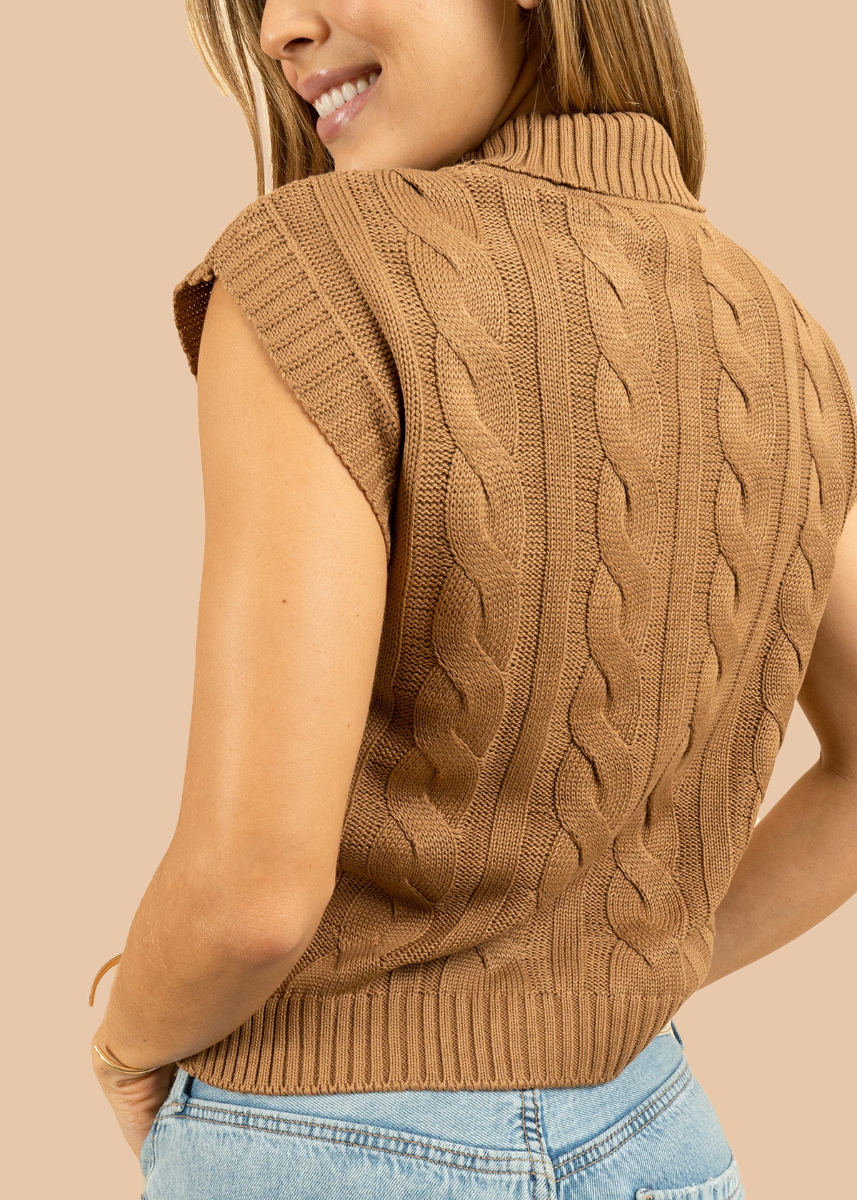 Chaleco tejido color camel con relieve trenzado 106426 - Image 5