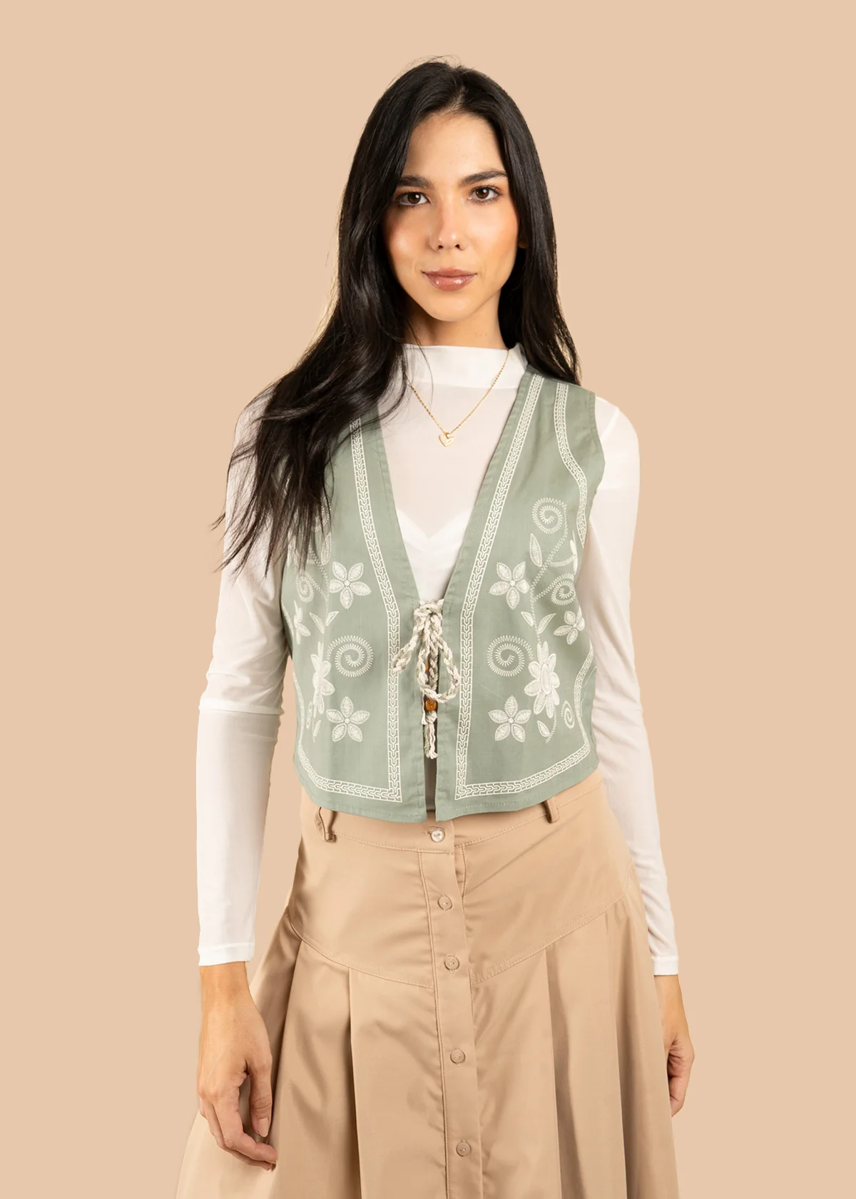 Chaleco color verde con bordado floral y amarre frontal 106578