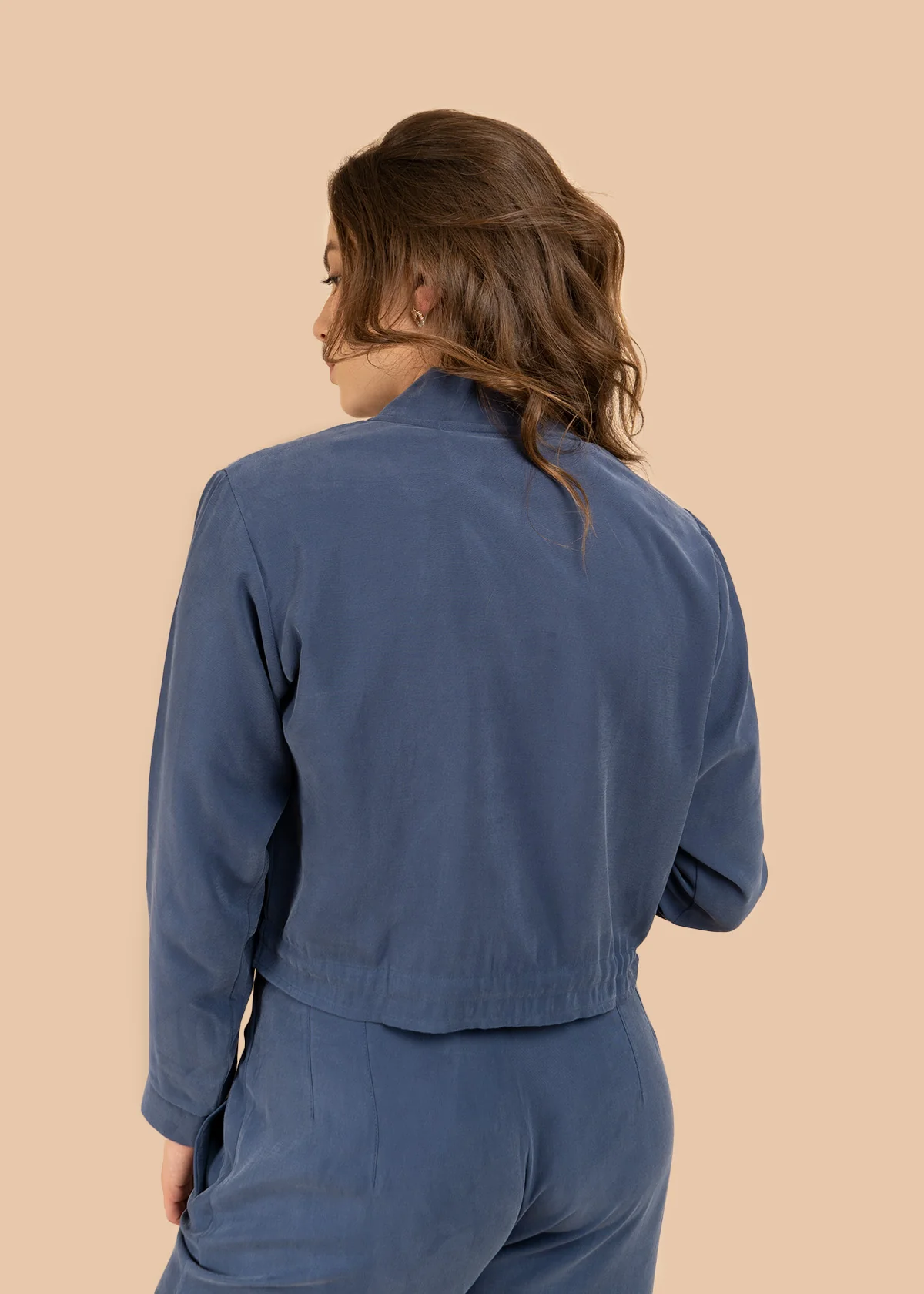 Chaqueta color azul estilo corto con lazo ajustable en cintura 106350 - Image 4
