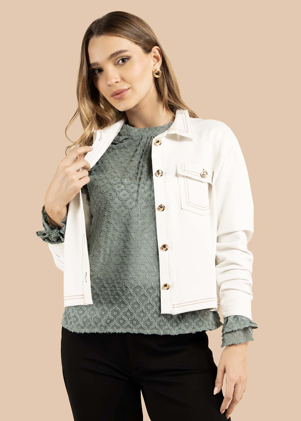 Chaqueta color beige con botones dorados y bolsillos frontales 105825 - Image 2