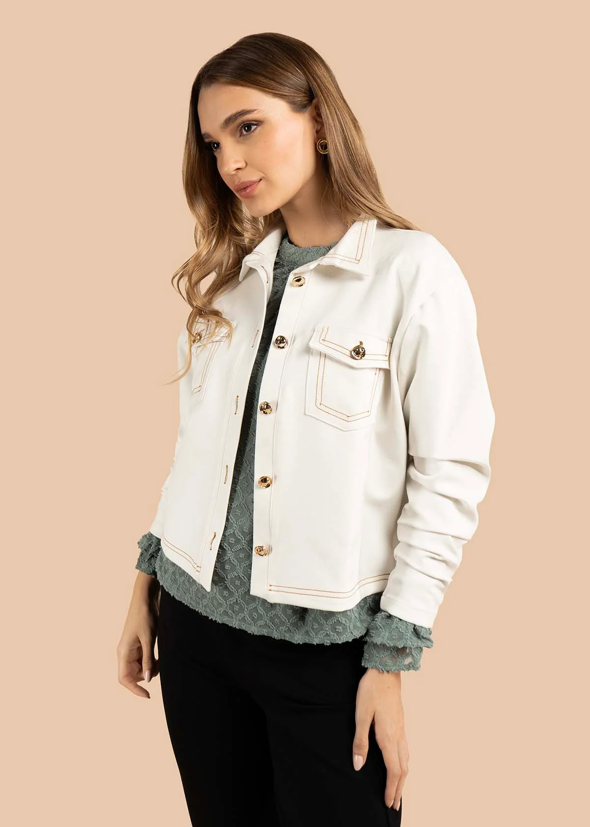 Chaqueta color beige con botones dorados y bolsillos frontales 105825 - Image 5