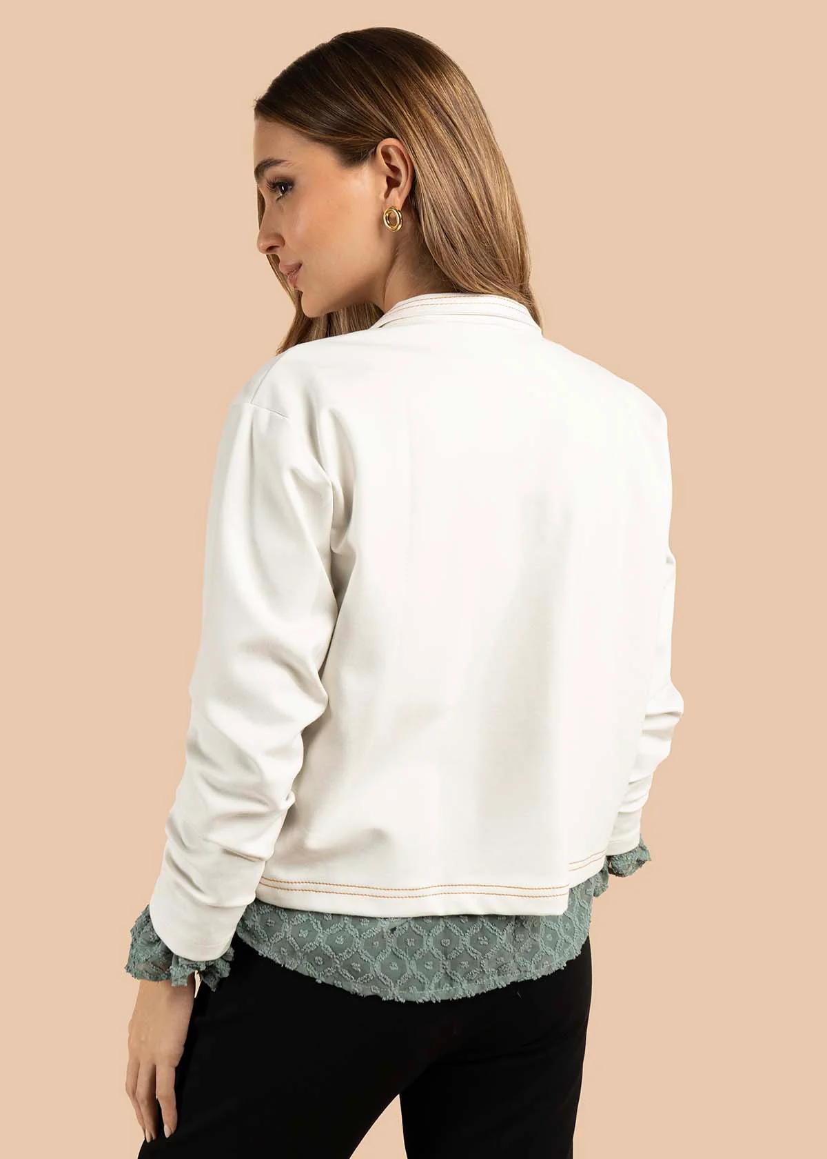 Chaqueta color beige con botones dorados y bolsillos frontales 105825 - Image 6