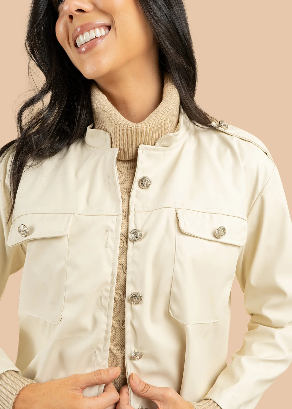 Chaqueta color beige con efecto de cuero 106582