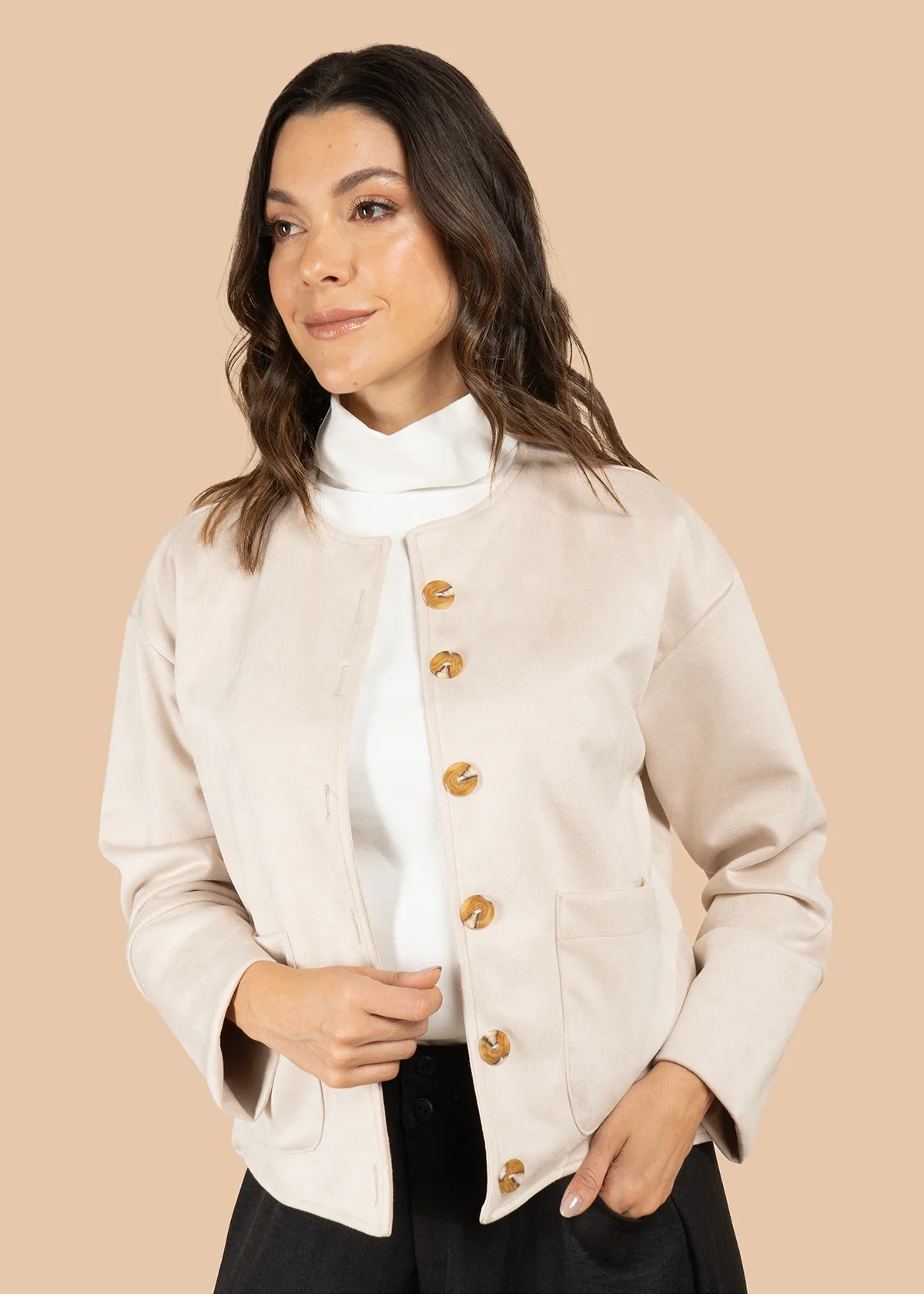 Chaqueta color beige con botones efecto carey 105835 - Image 4