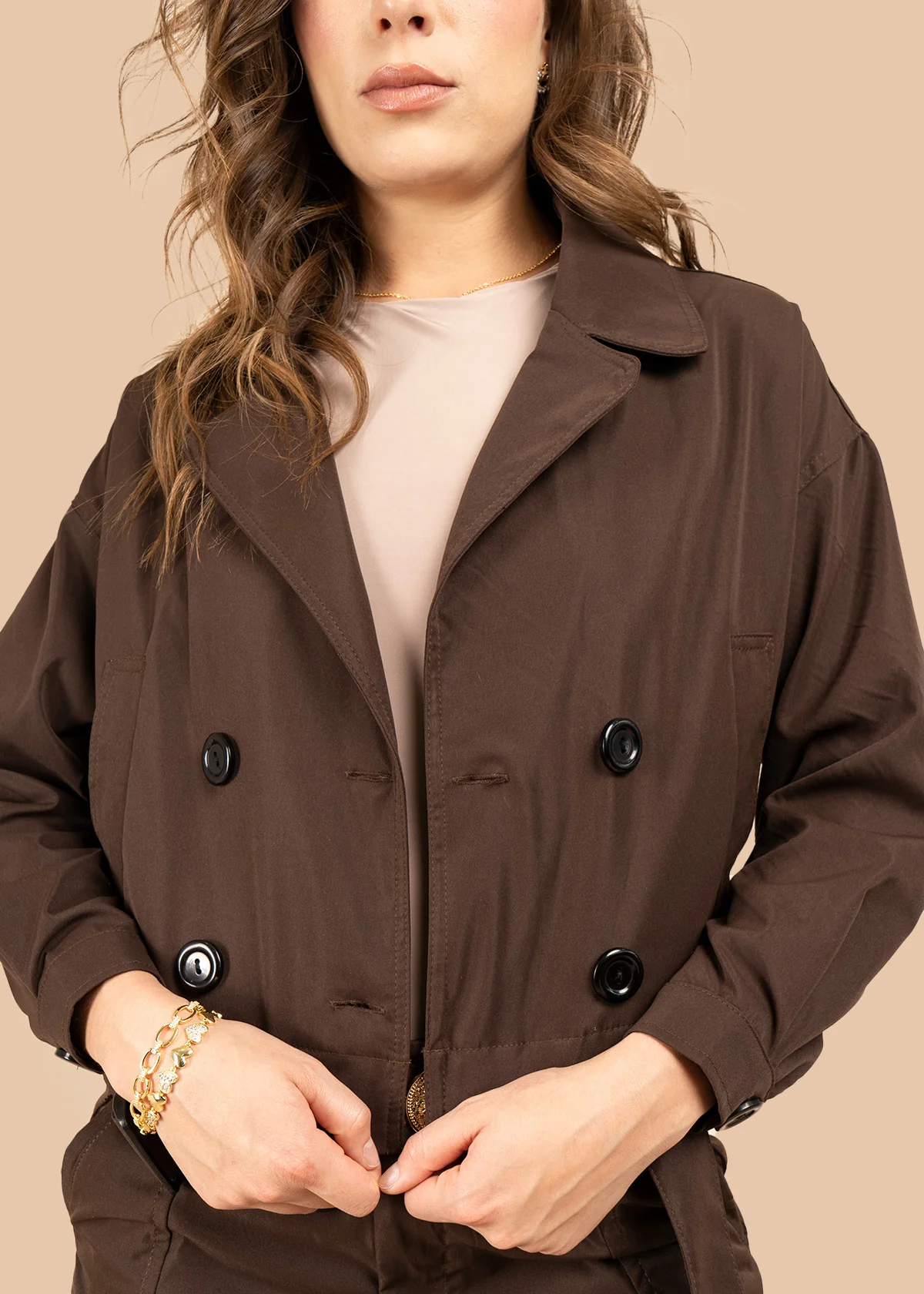 Chaqueta color café estilo trench corta con doble botonadura 106316 - Image 3