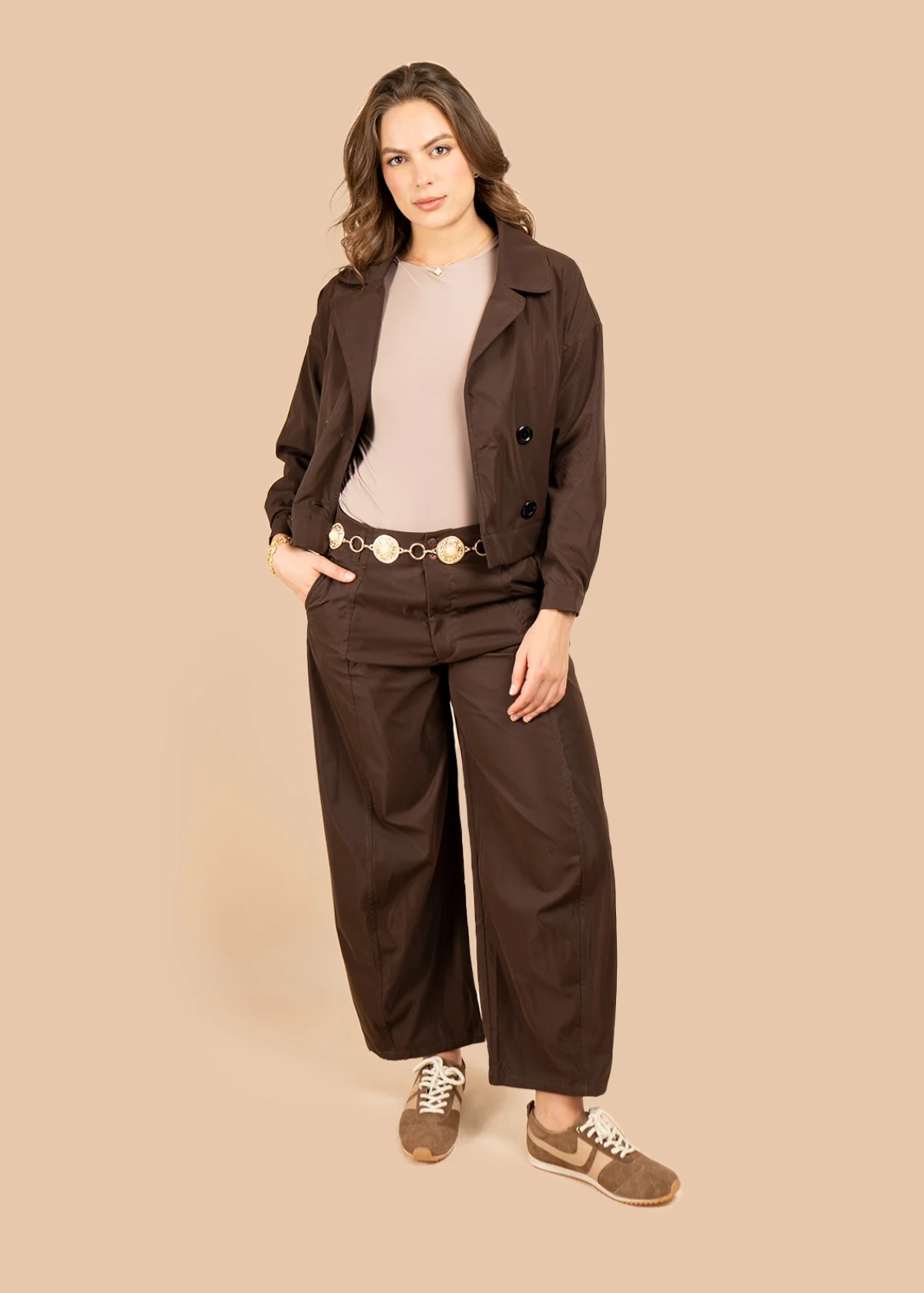 Chaqueta color café estilo trench corta con doble botonadura 106316 - Image 4