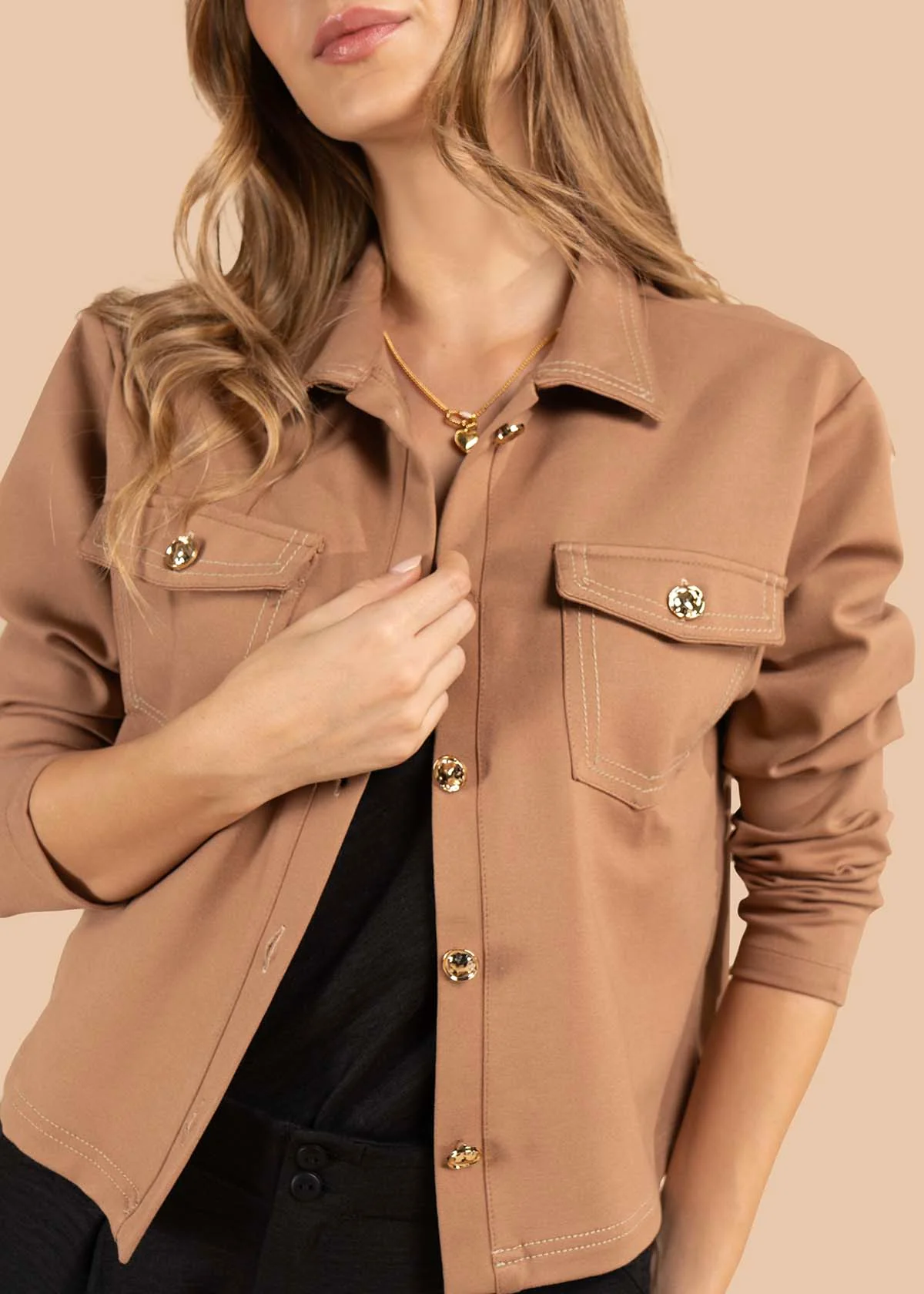 Chaqueta color camel con botones dorados y bolsillos frontales 105825 - Image 2