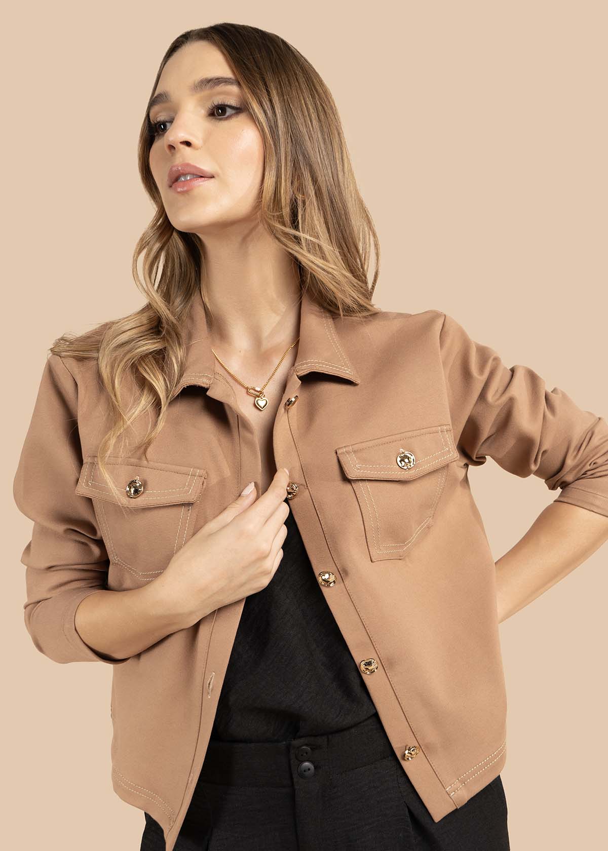 Chaqueta color camel con botones dorados y bolsillos frontales 105825 - Image 3