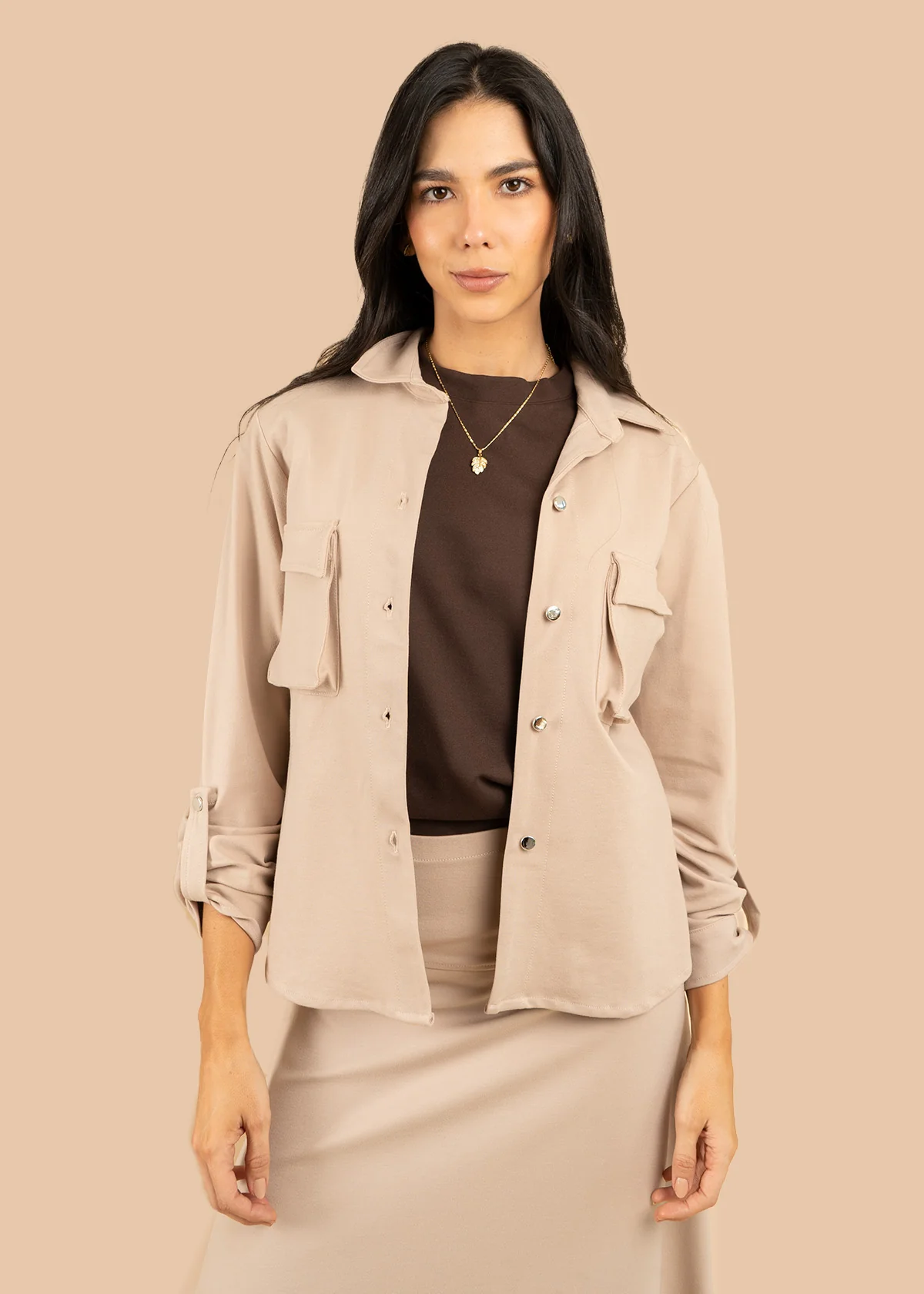 Chaqueta color camel con bolsillos delanteros y botones plateados 106601