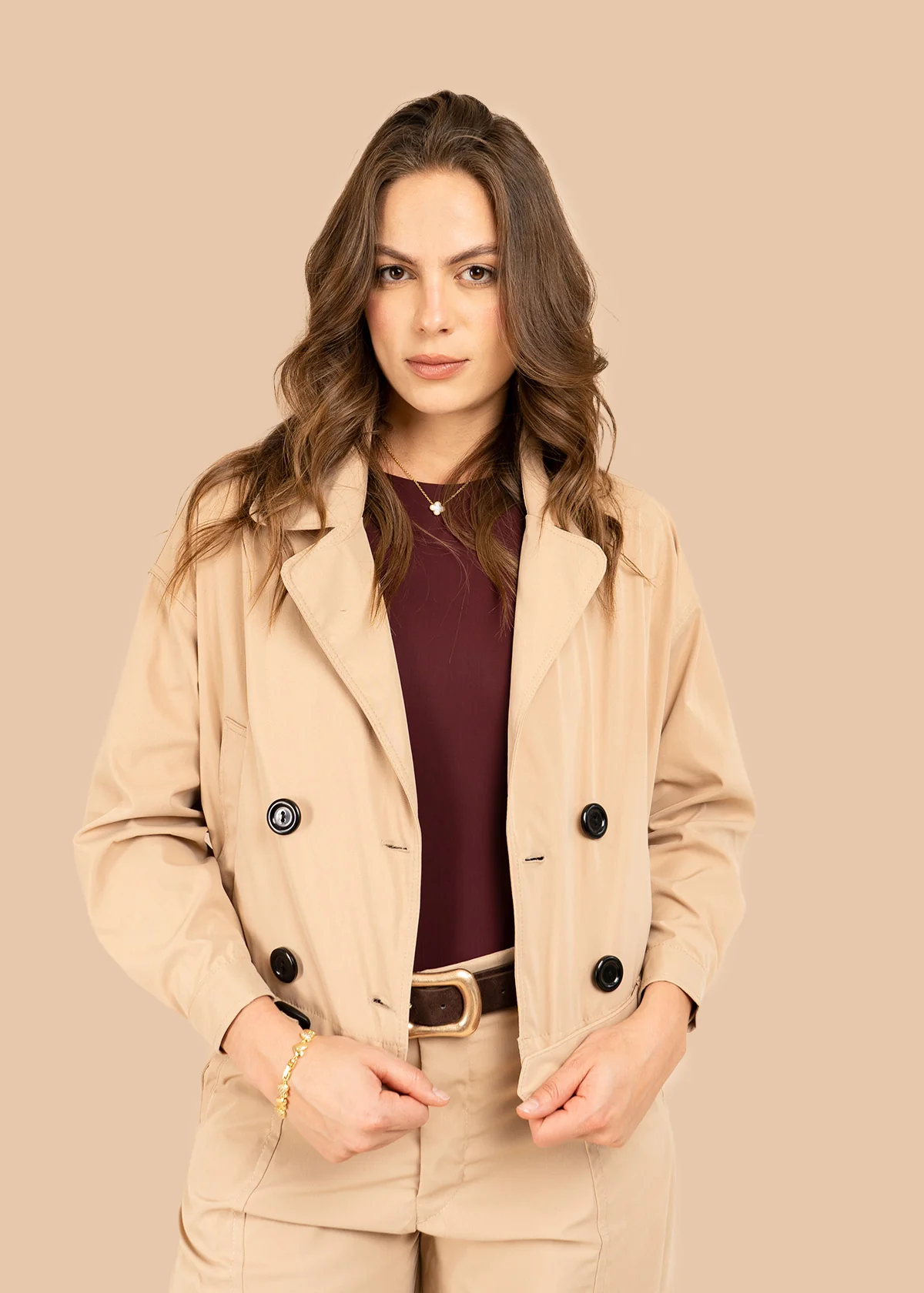 Chaqueta color caqui estilo trench corta con doble botonadura 106316 - Image 4