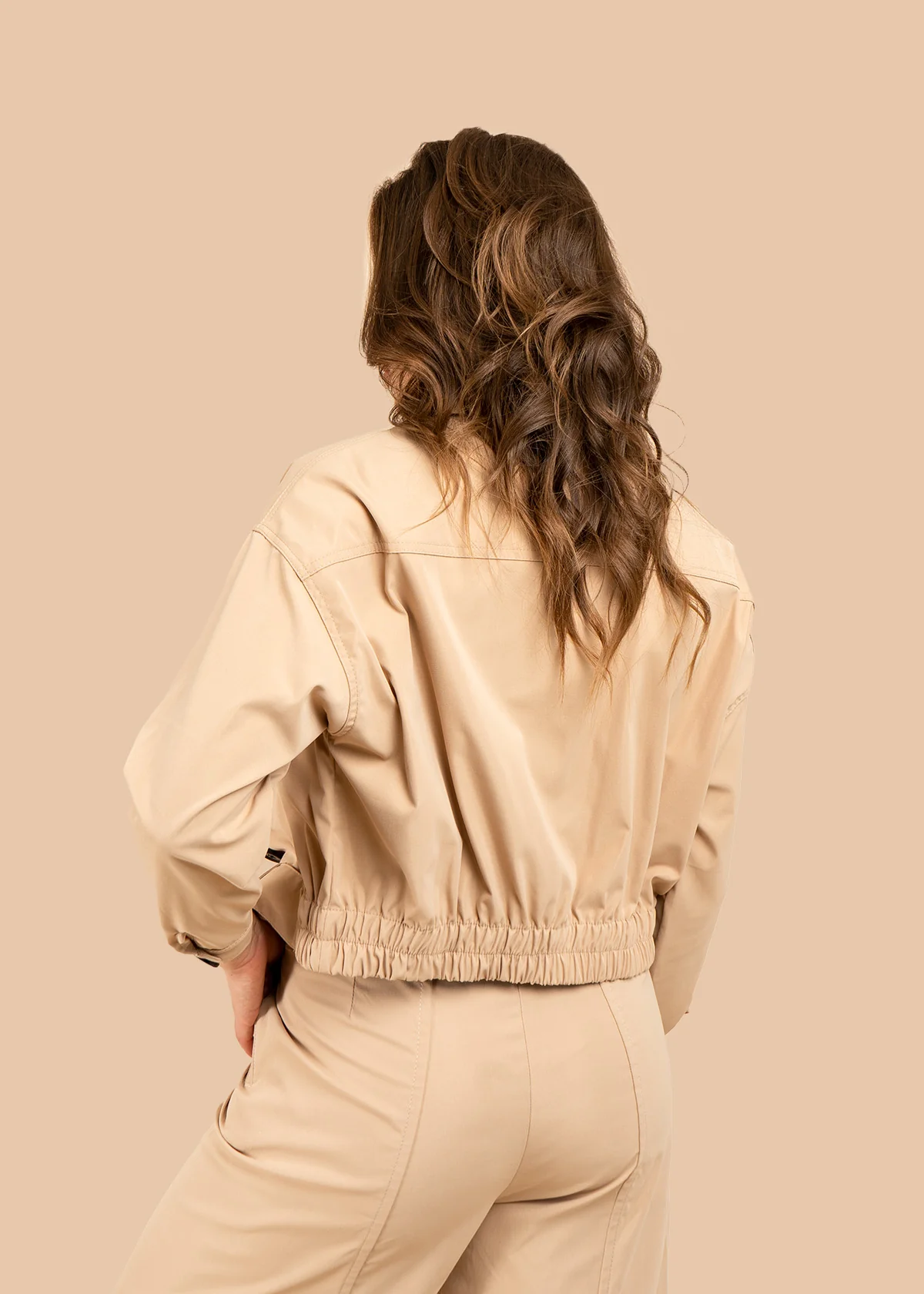 Chaqueta color caqui estilo trench corta con doble botonadura 106316 - Image 5