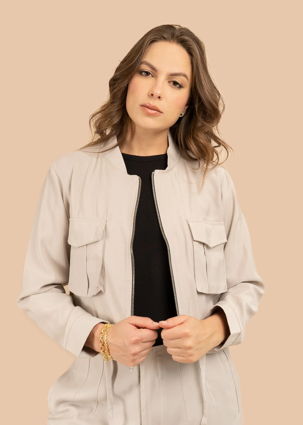 Chaqueta color caqui estilo corto con lazo ajustable en cintura 106350