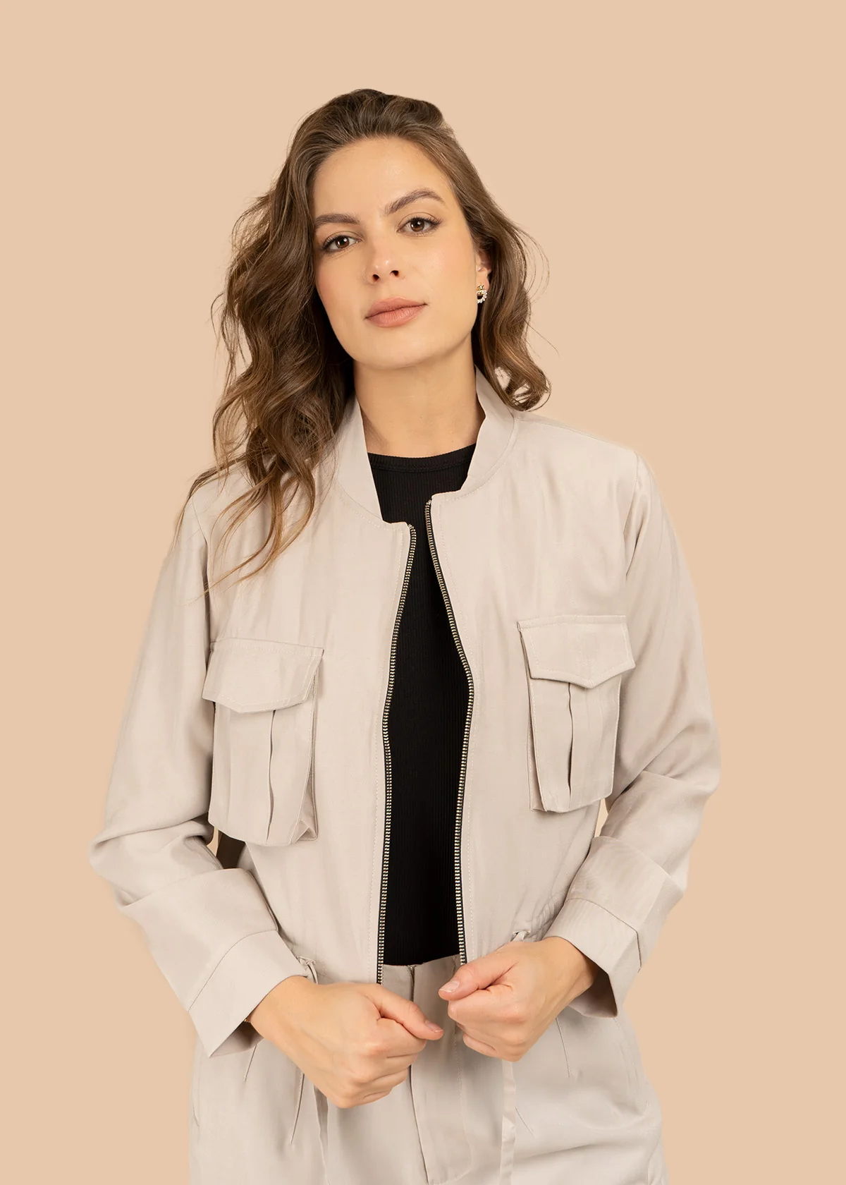 Chaqueta color caqui estilo corto con lazo ajustable en cintura 106350 - Image 3