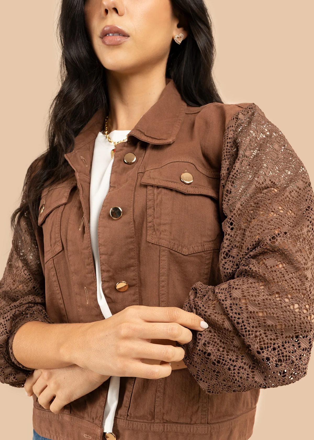 Chaqueta color café en denim y mangas tejidas 106240