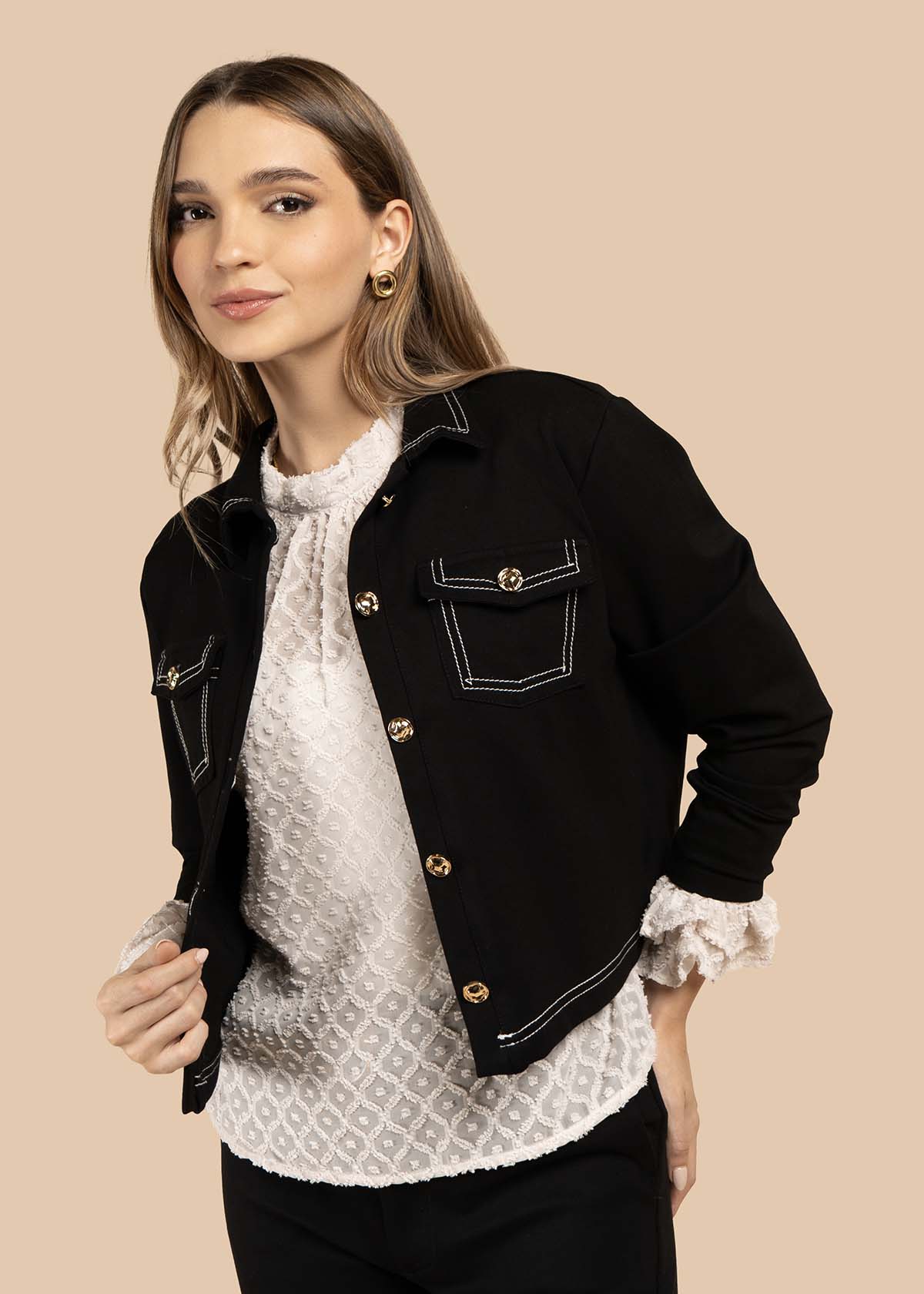 Chaqueta color negro con botones dorados y bolsillos frontales 105825 - Image 3