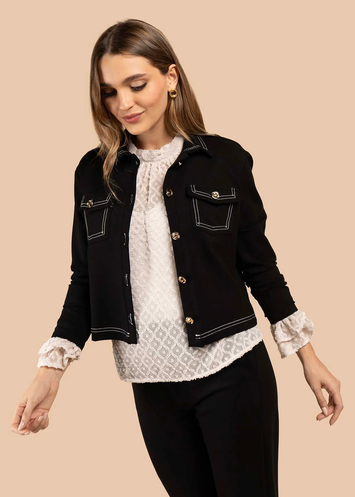 Chaqueta color negro con botones dorados y bolsillos frontales 105825 - Image 4