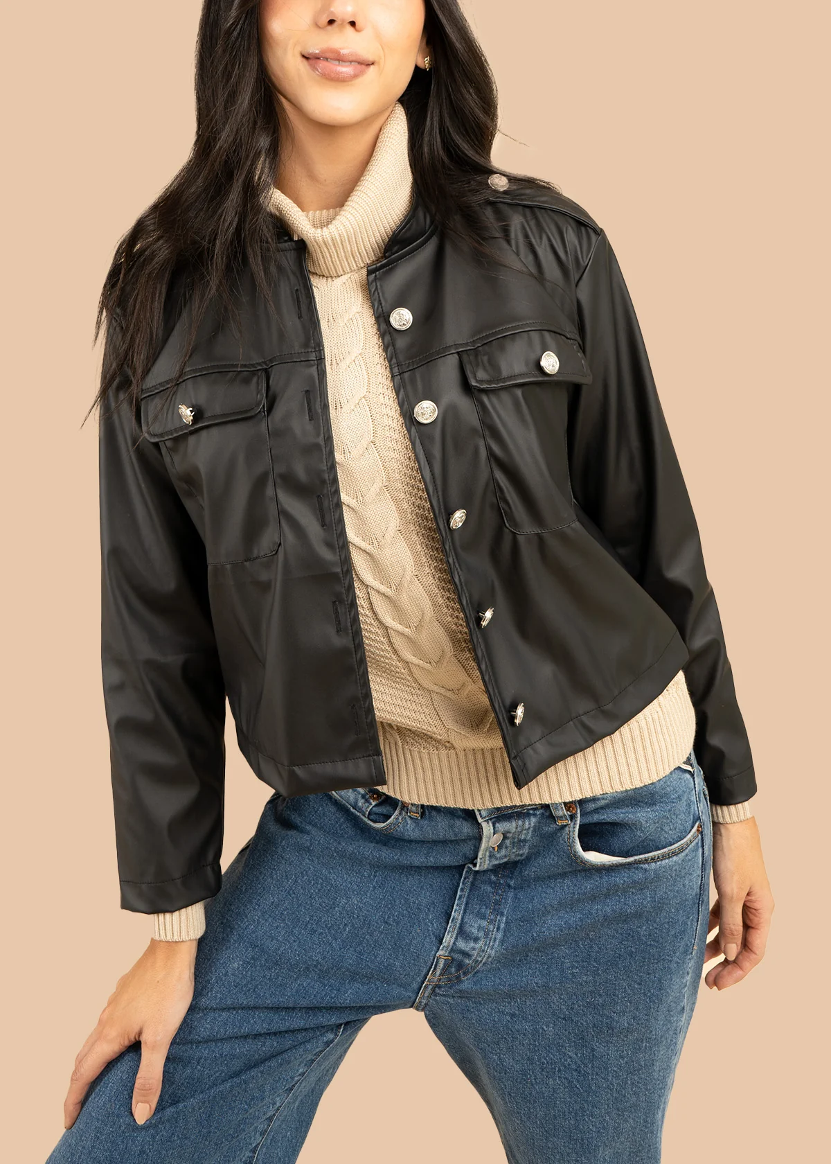 Chaqueta color negro con efecto de cuero 106582 - Image 2