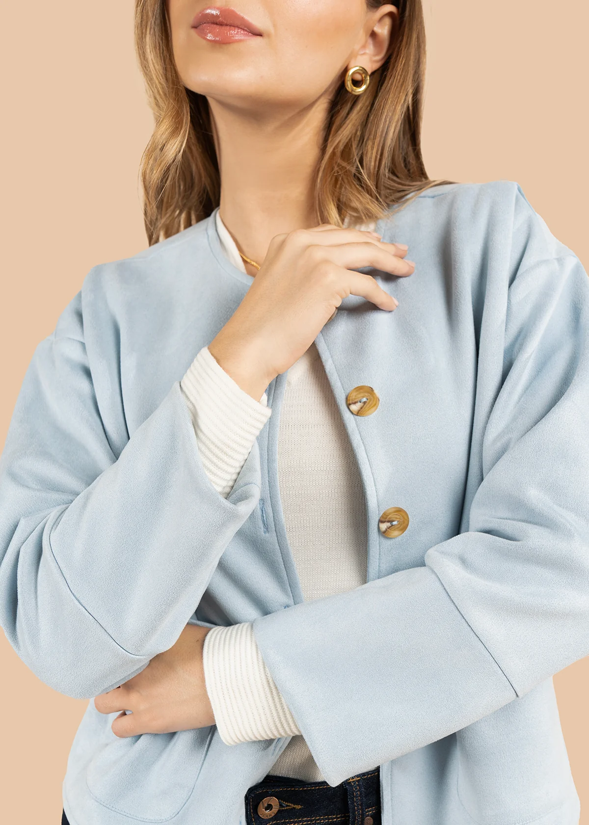 Chaqueta color azul con botones efecto carey 105835 - Image 6