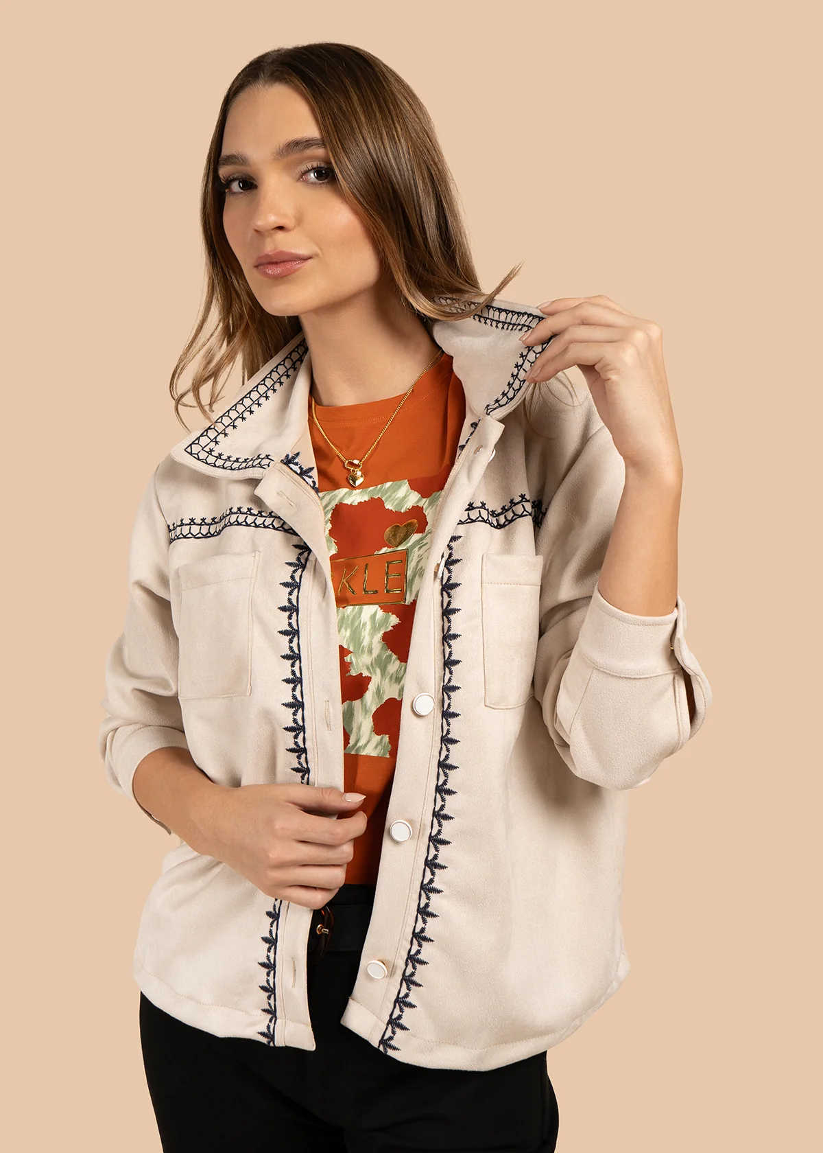 Chaqueta color beige con bolsillos frontales y bordado negro 105841 - Image 2