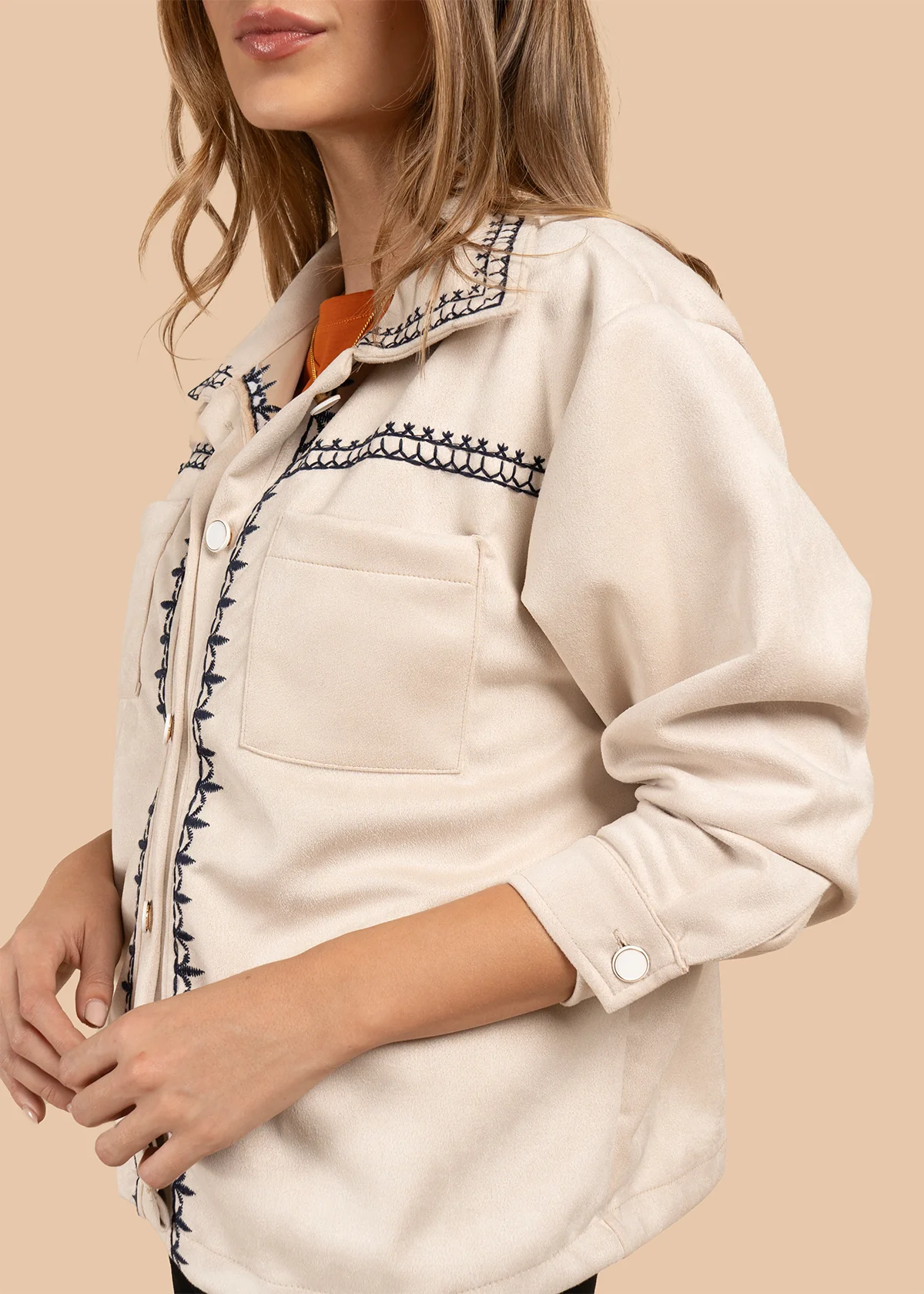 Chaqueta color beige con bolsillos frontales y bordado negro 105841 - Image 4