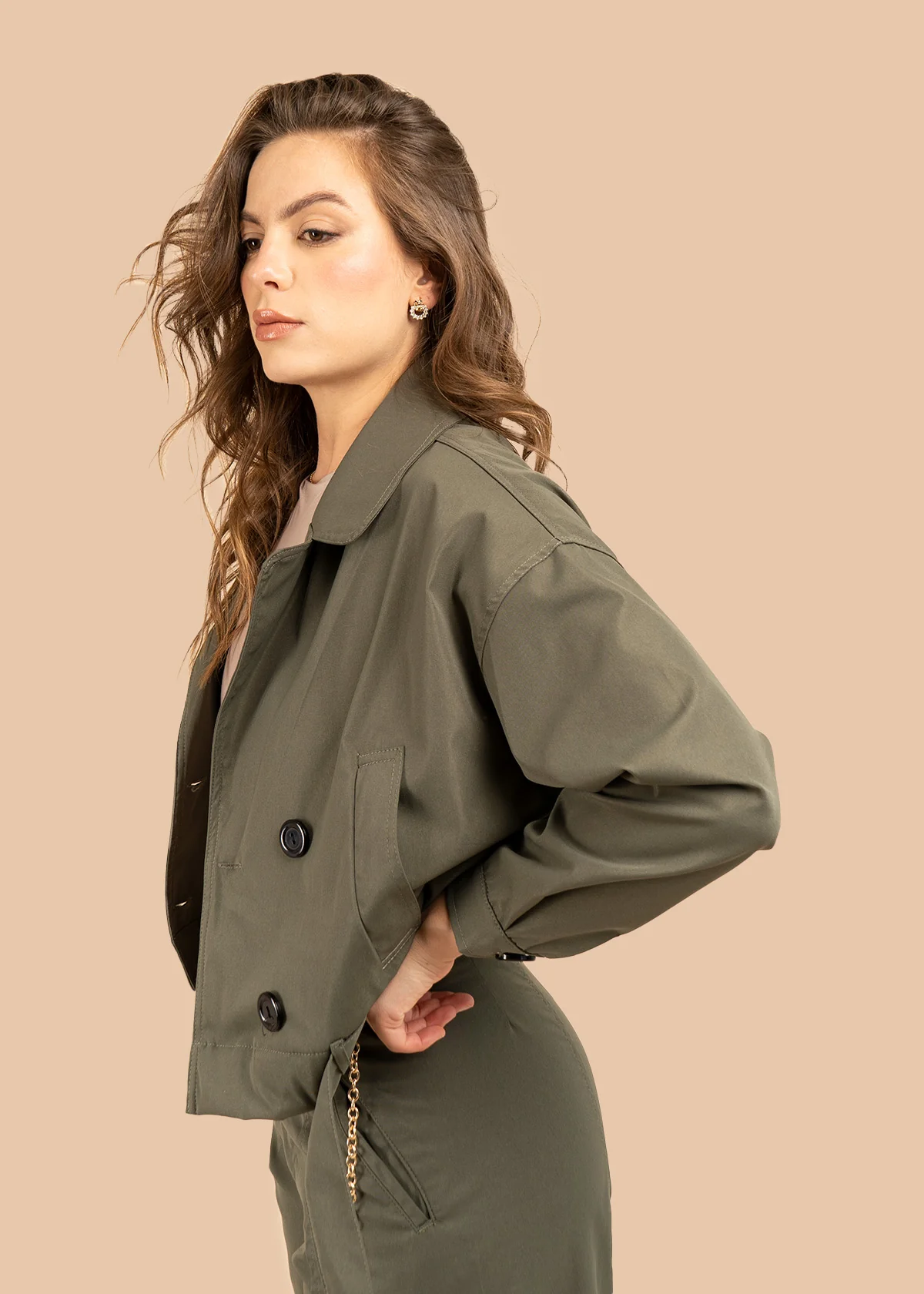 Chaqueta color verde estilo trench corta con doble botonadura 106316 - Image 4