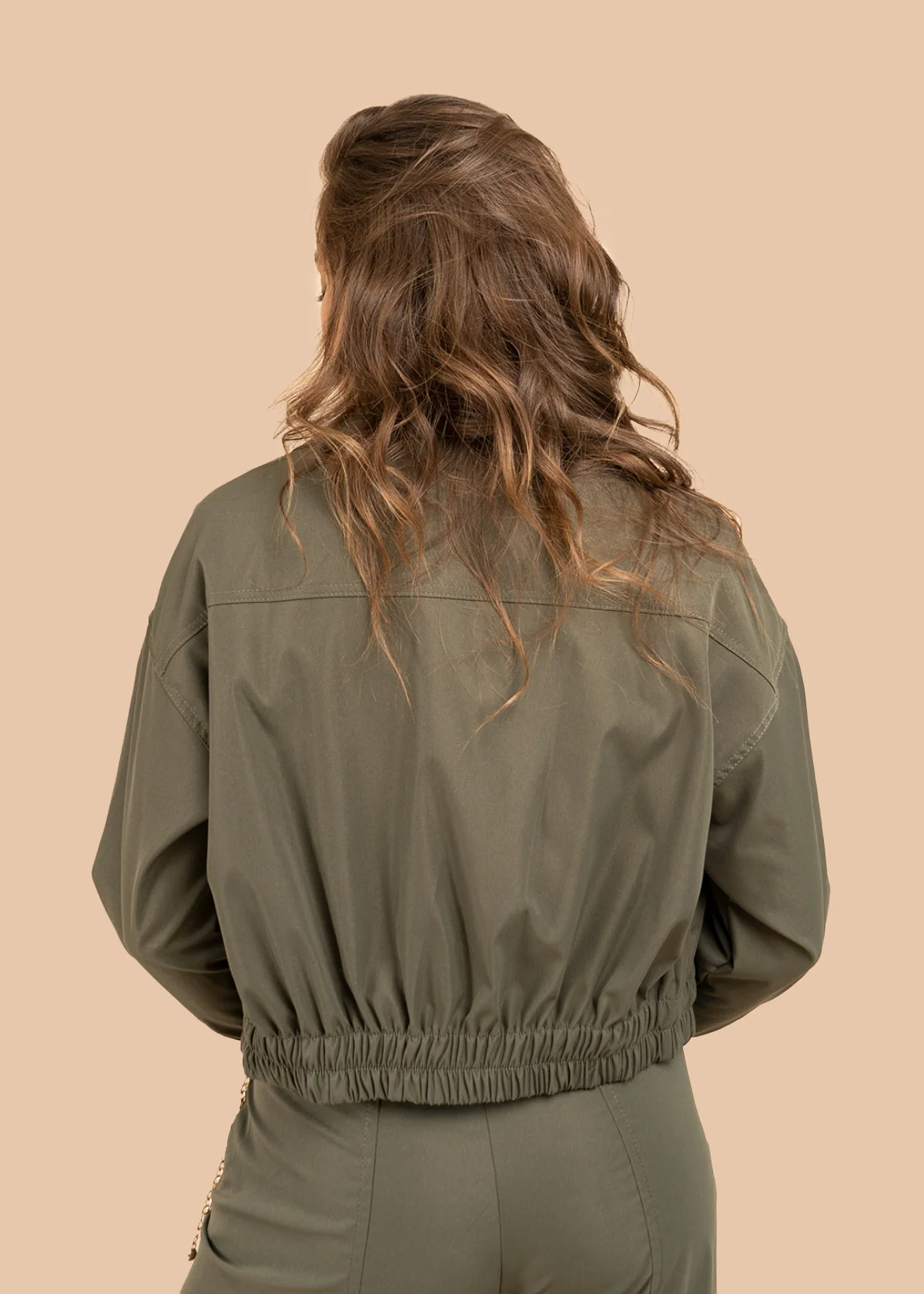Chaqueta color verde estilo trench corta con doble botonadura 106316 - Image 6